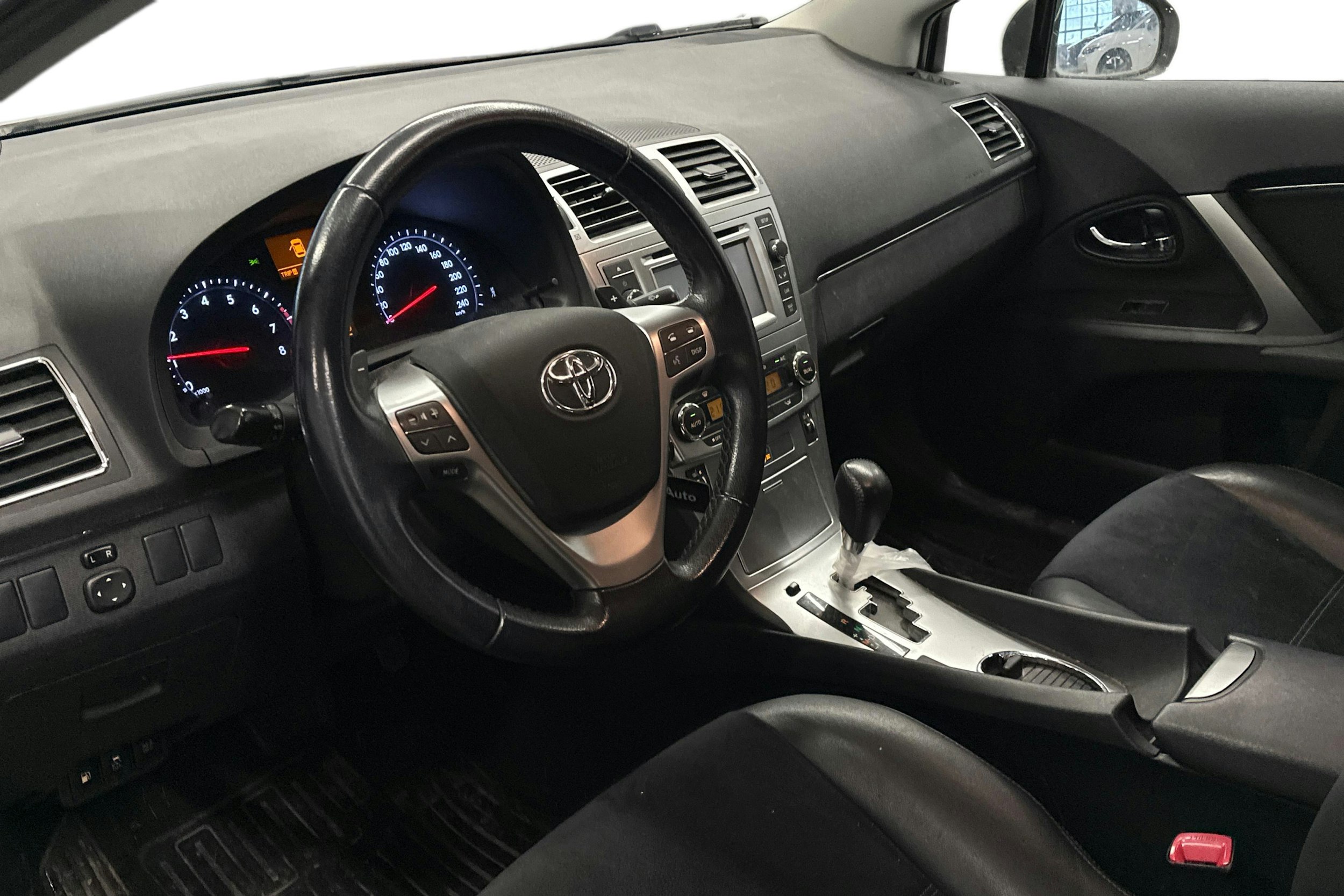 valkoinen Toyota Avensis 2014 kuva 3.