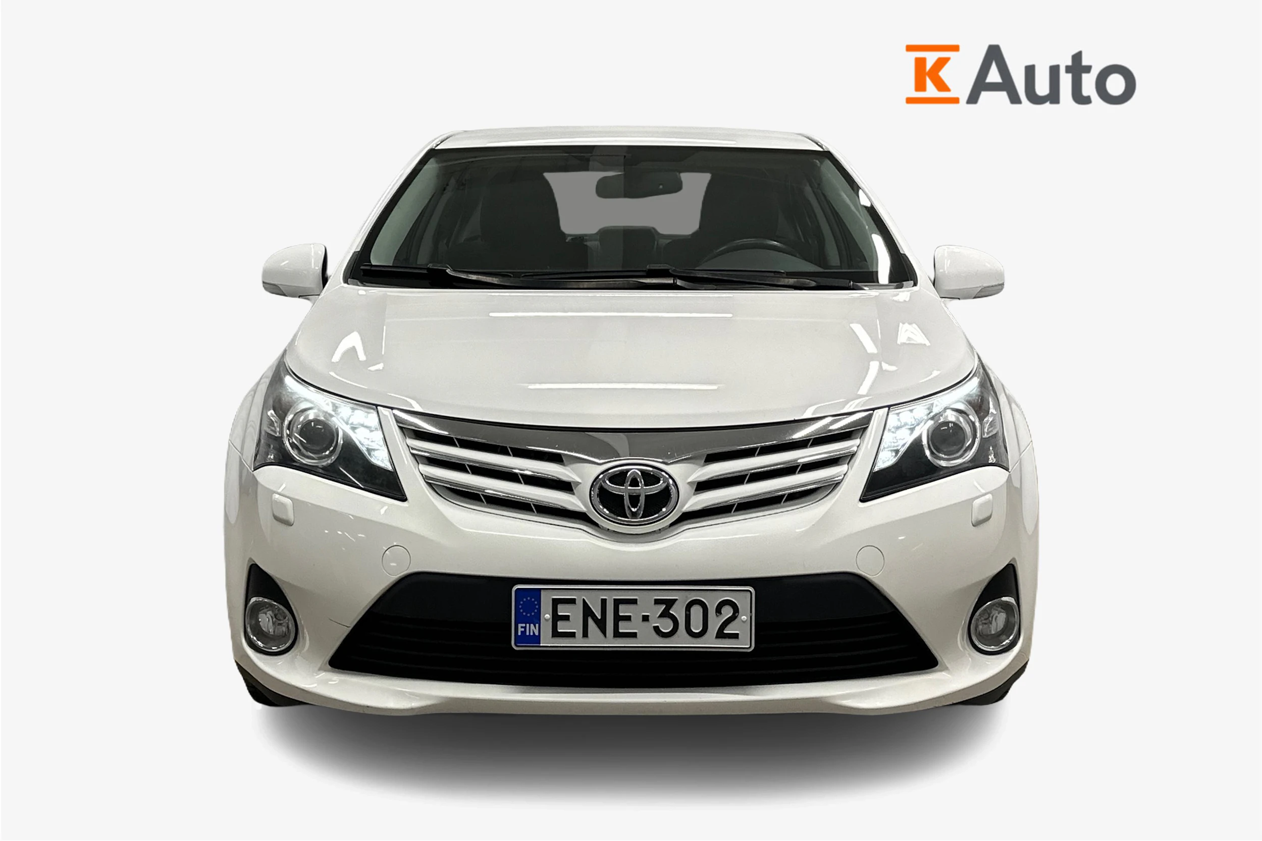 valkoinen Toyota Avensis 2014 kuva 5.