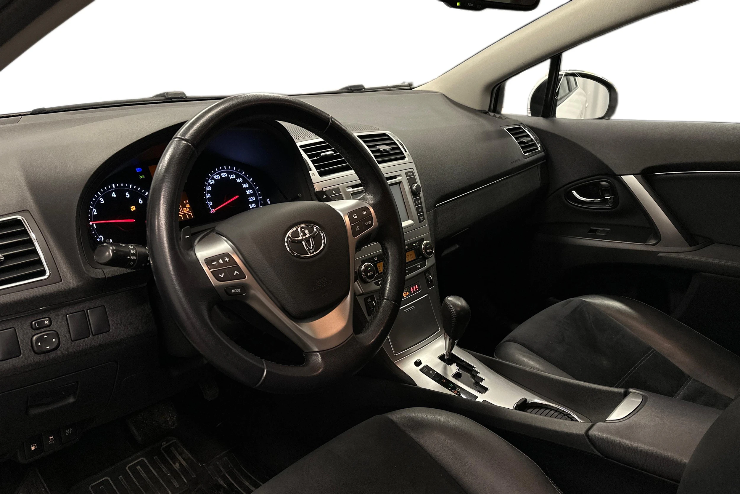 valkoinen Toyota Avensis 2014 kuva 7.