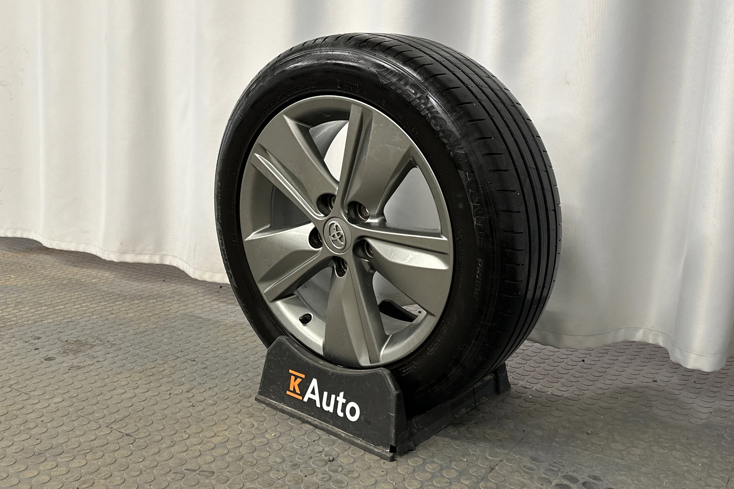 valkoinen Toyota Avensis 2014 kuva 13.