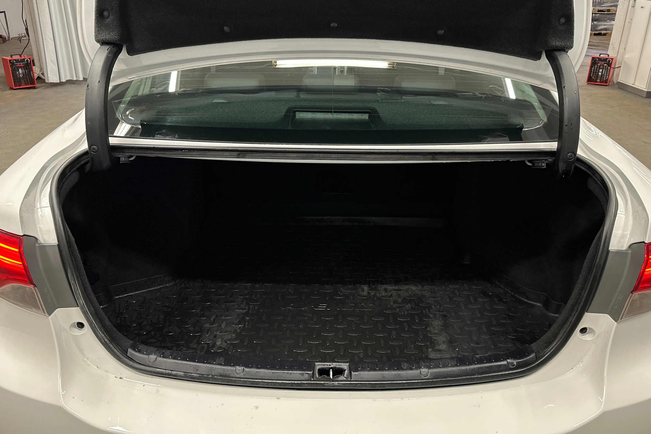 valkoinen Toyota Avensis 2014 kuva 14.