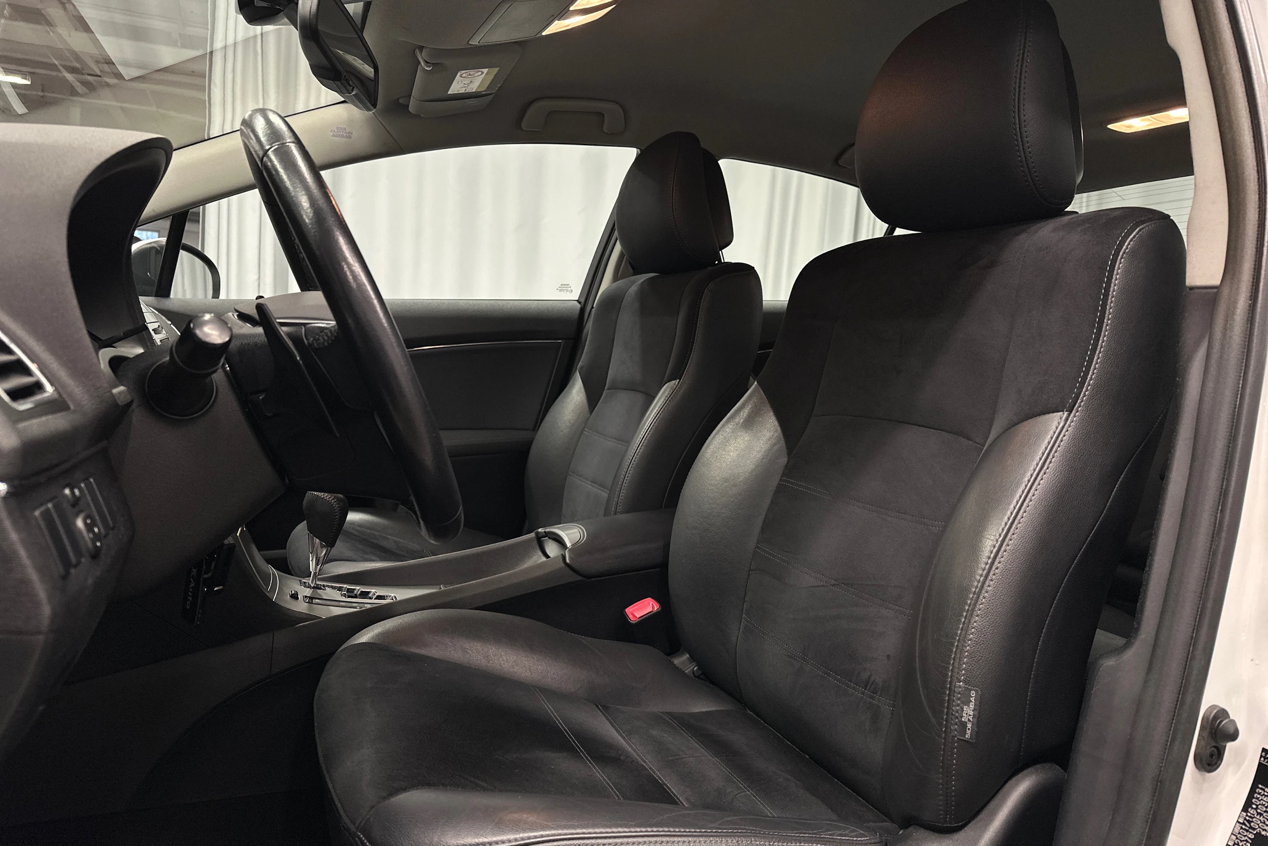 valkoinen Toyota Avensis 2014 kuva 15.