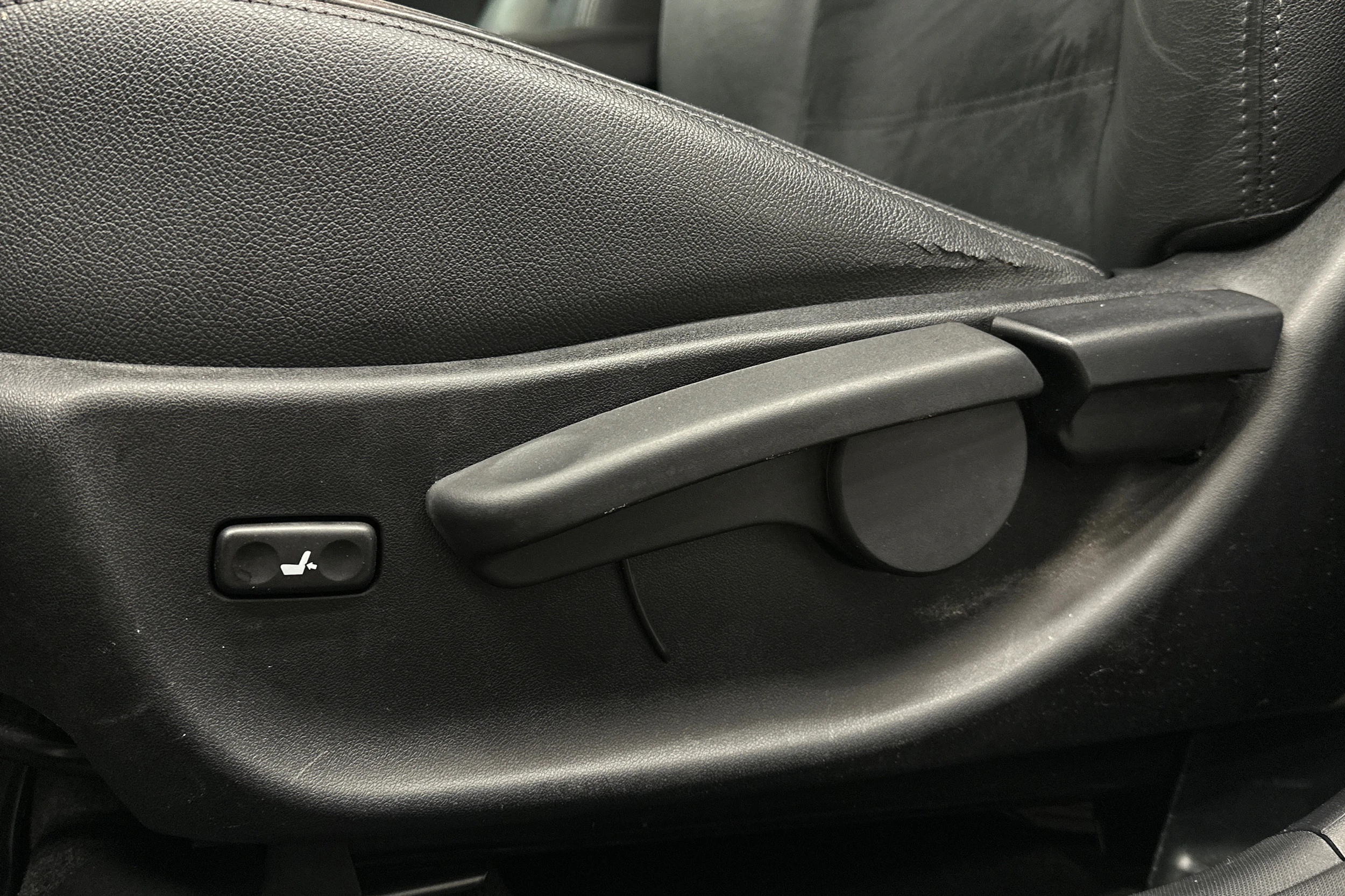 valkoinen Toyota Avensis 2014 kuva 16.