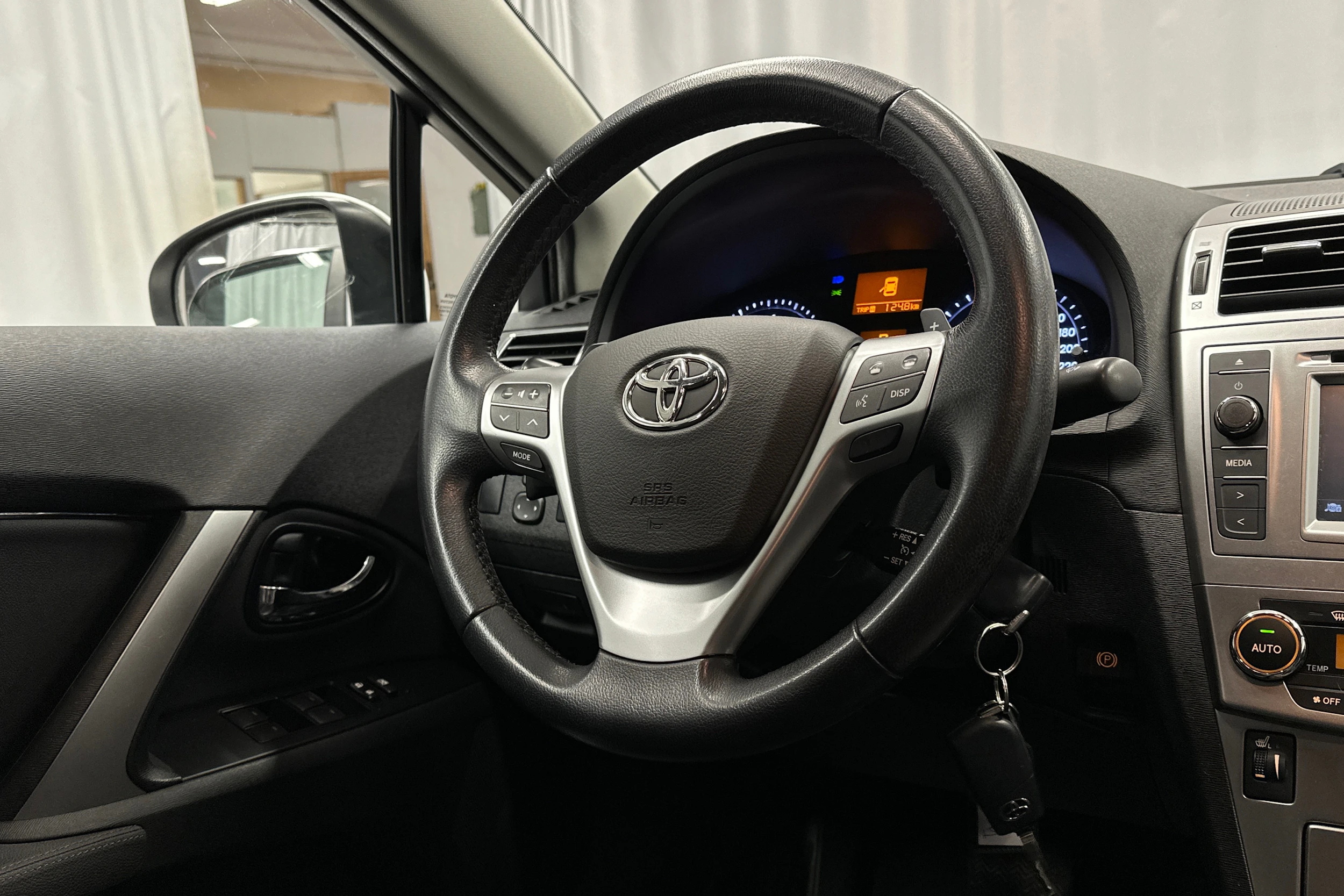 valkoinen Toyota Avensis 2014 kuva 17.