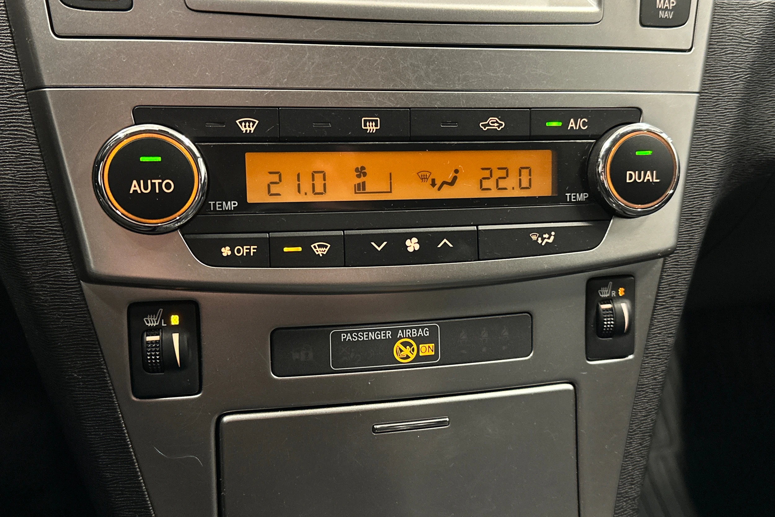 valkoinen Toyota Avensis 2014 kuva 25.