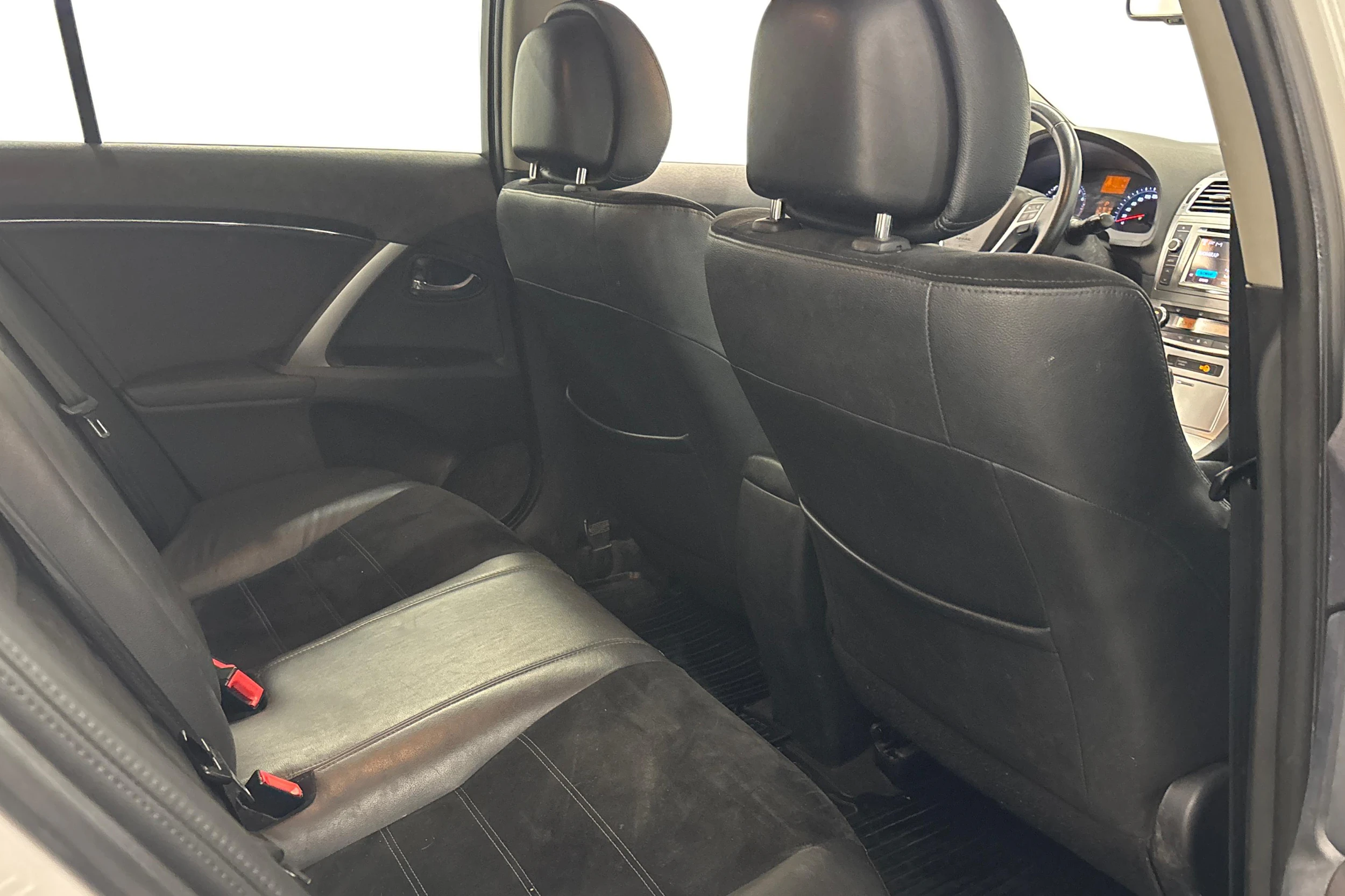 hopea Toyota Avensis 2014 kuva 12.