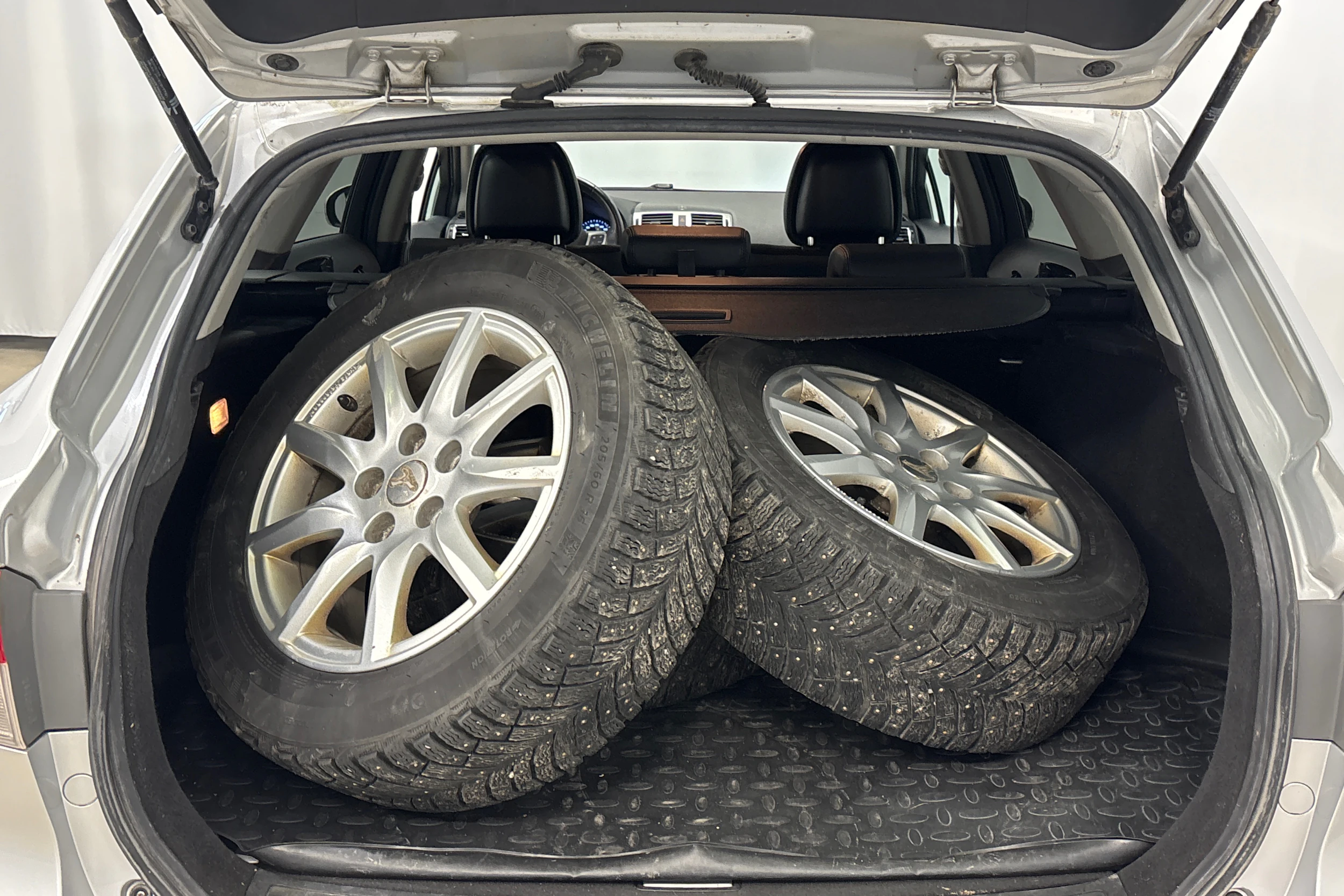 hopea Toyota Avensis 2014 kuva 15.