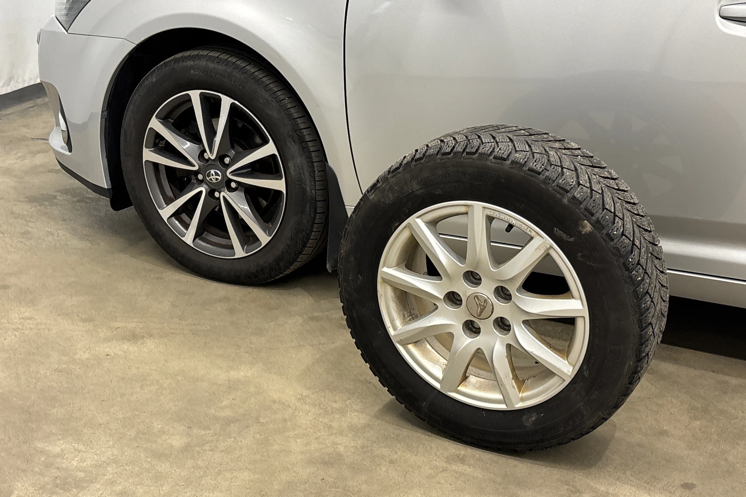 hopea Toyota Avensis 2014 kuva 34.