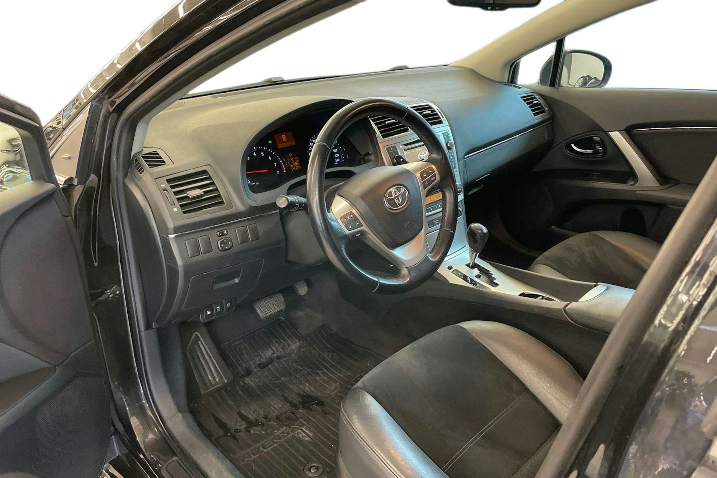 Musta Toyota AVENSIS 2014 kuva 7.