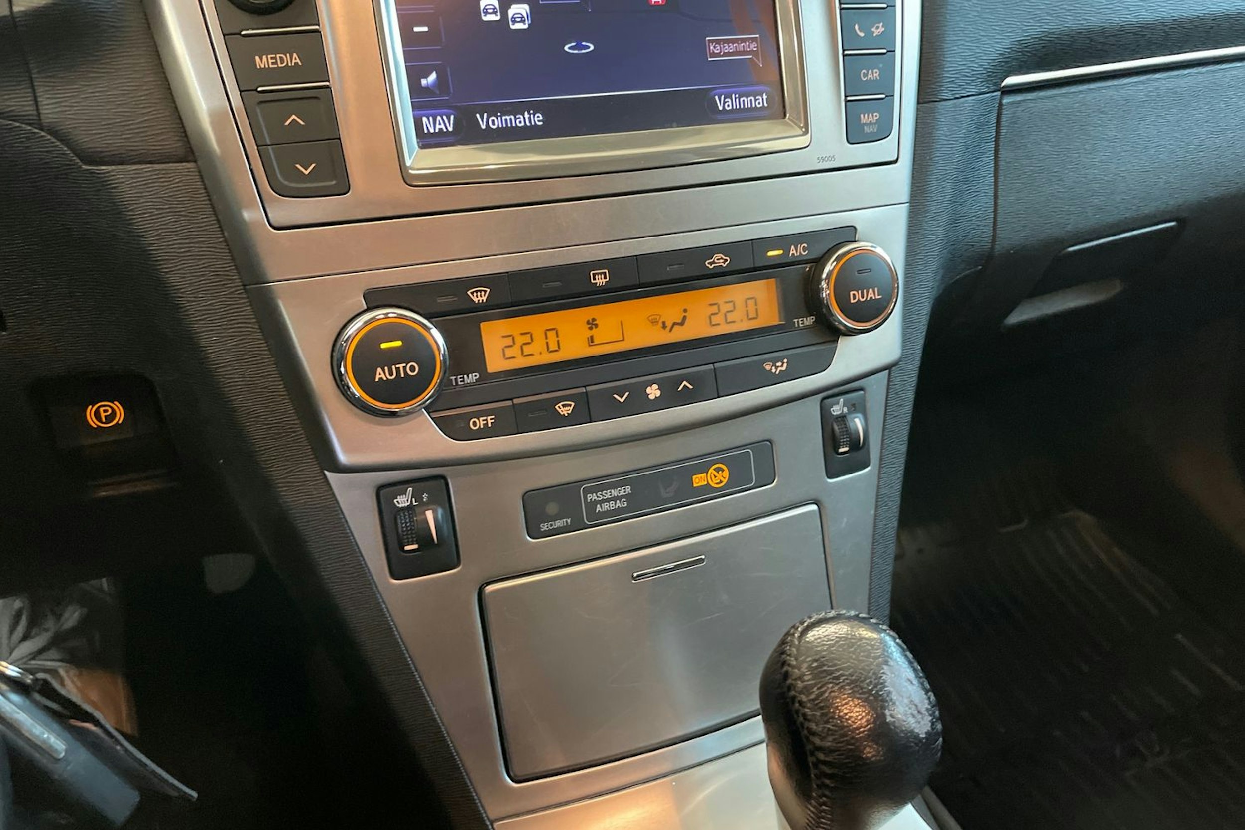 Musta Toyota AVENSIS 2014 kuva 19.