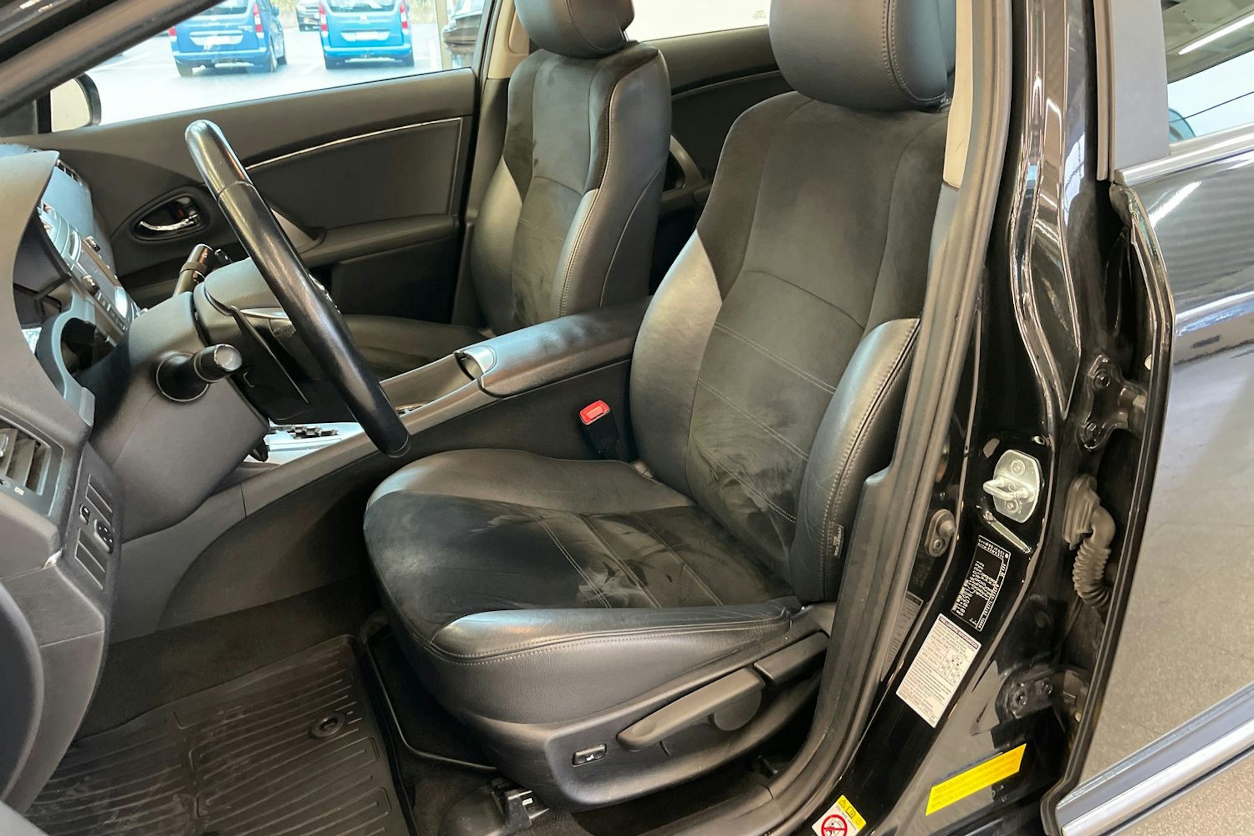 Musta Toyota AVENSIS 2014 kuva 21.