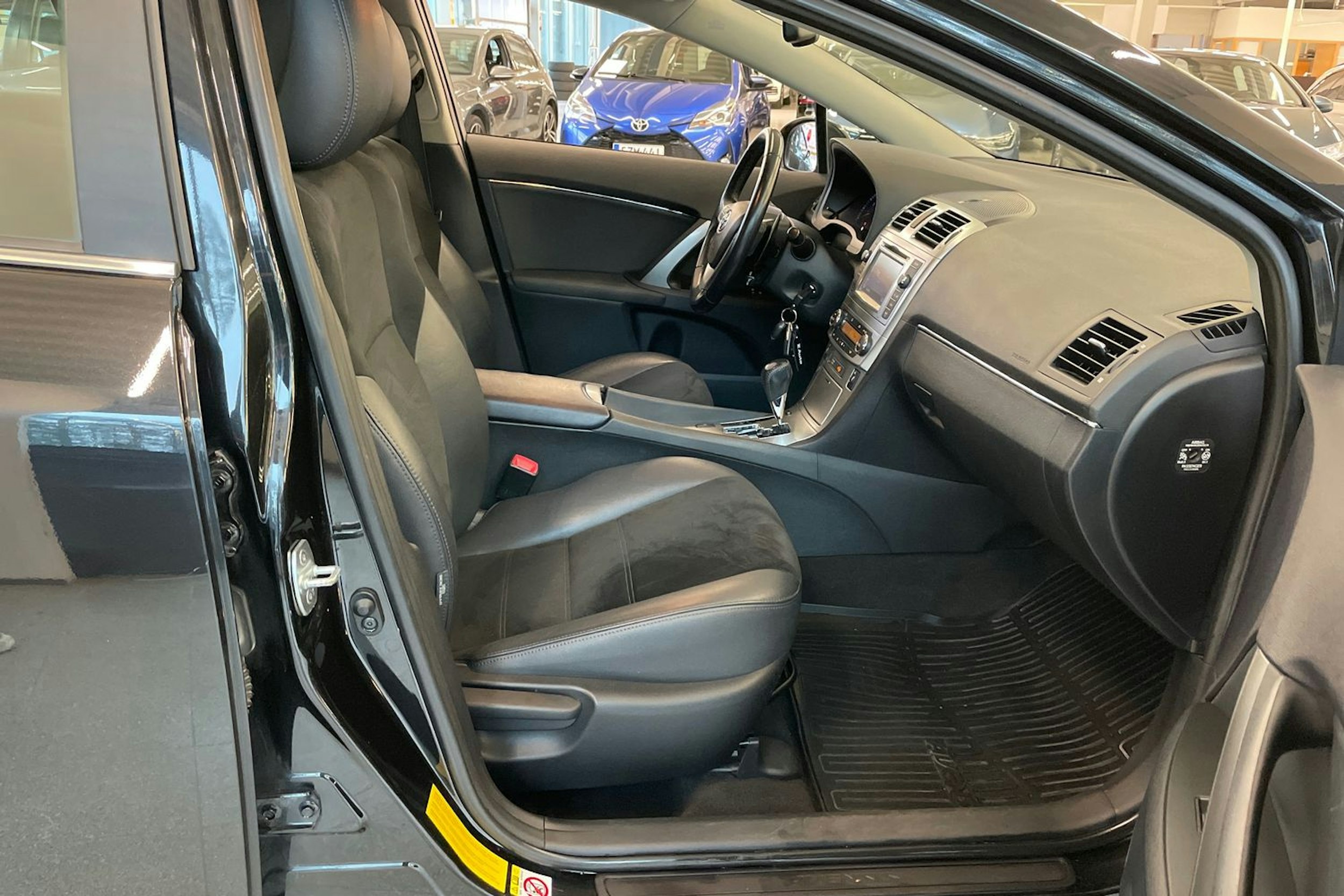 Musta Toyota AVENSIS 2014 kuva 22.