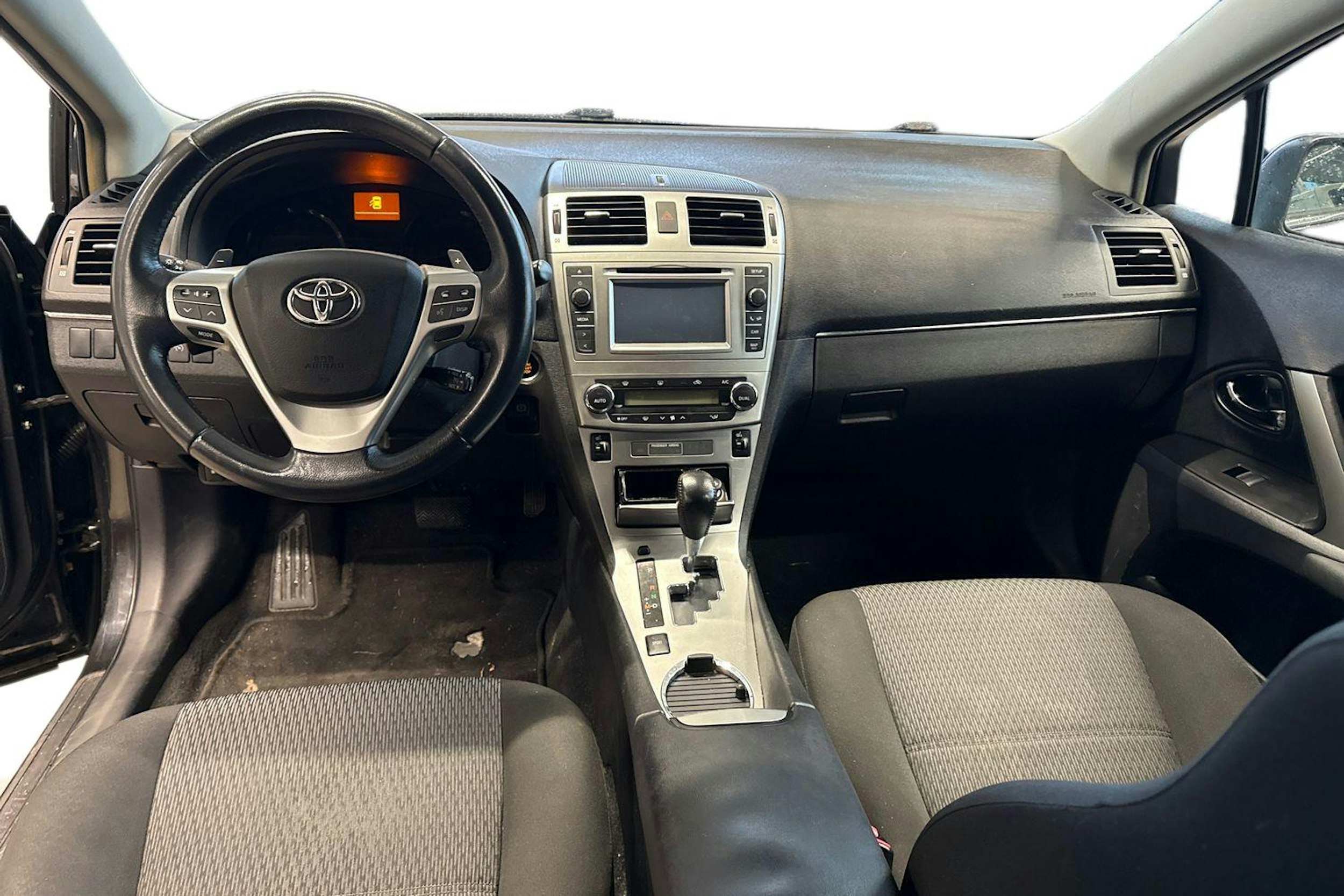 Musta Toyota AVENSIS 2014 kuva 7.