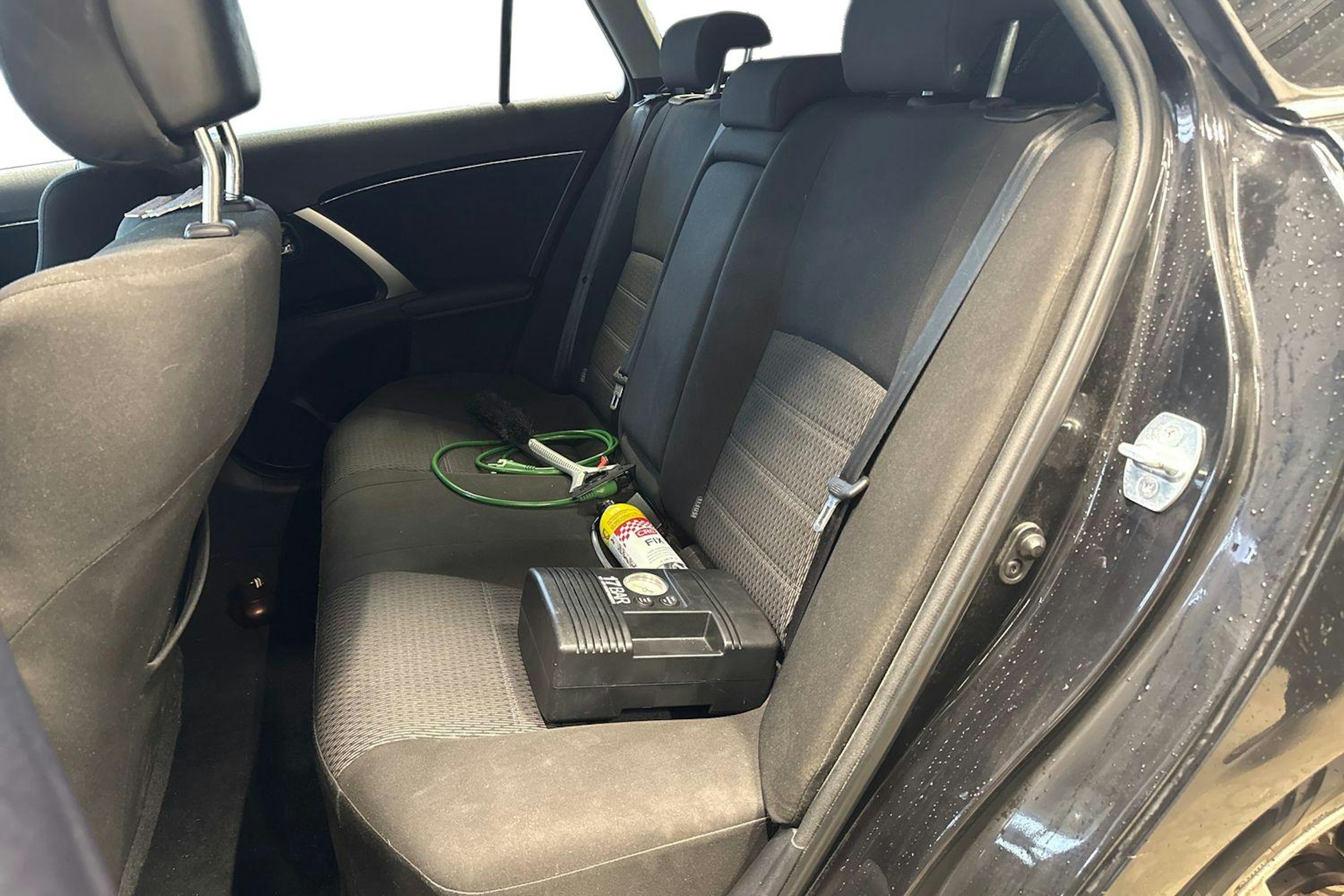 Musta Toyota AVENSIS 2014 kuva 8.