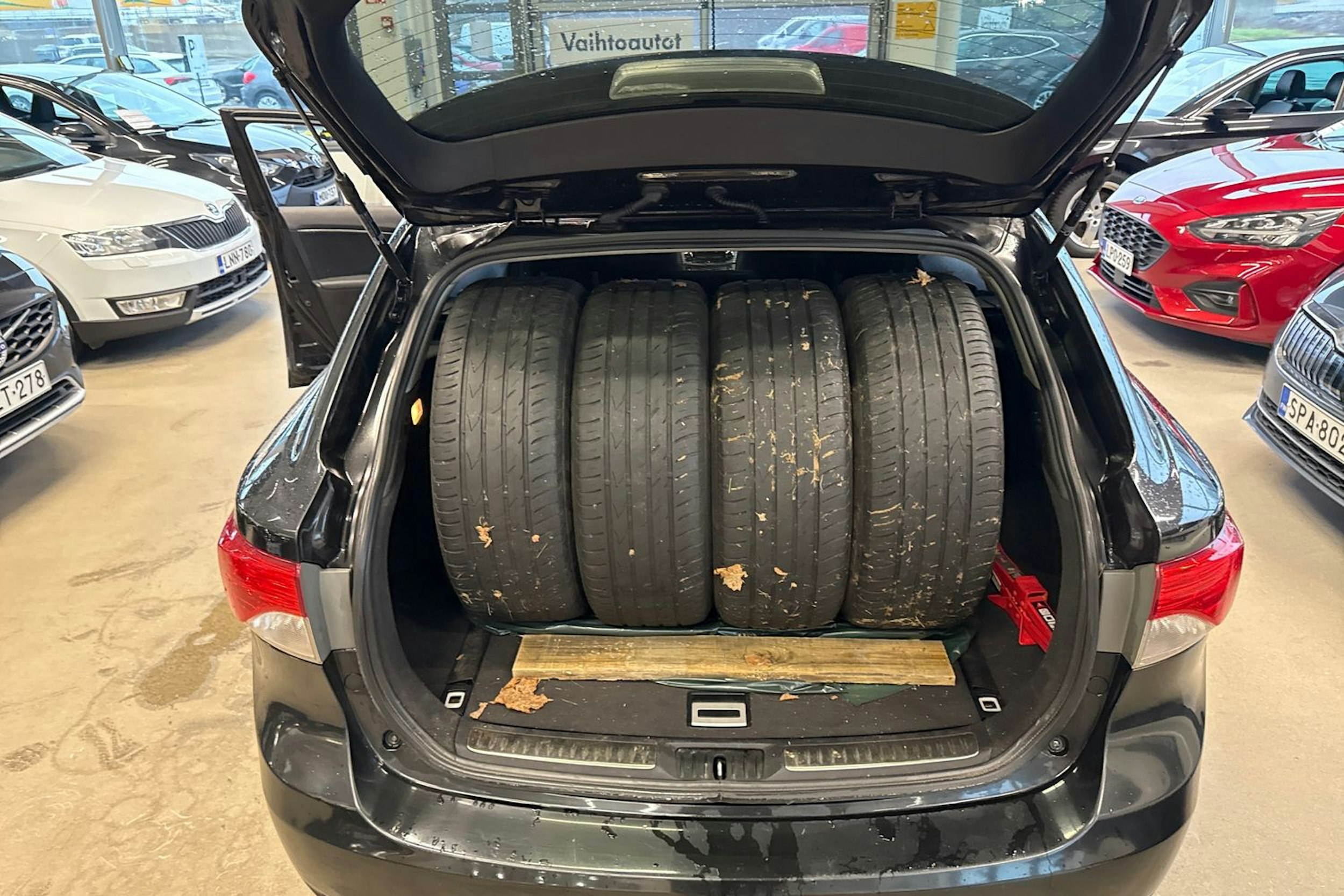 Musta Toyota AVENSIS 2014 kuva 11.