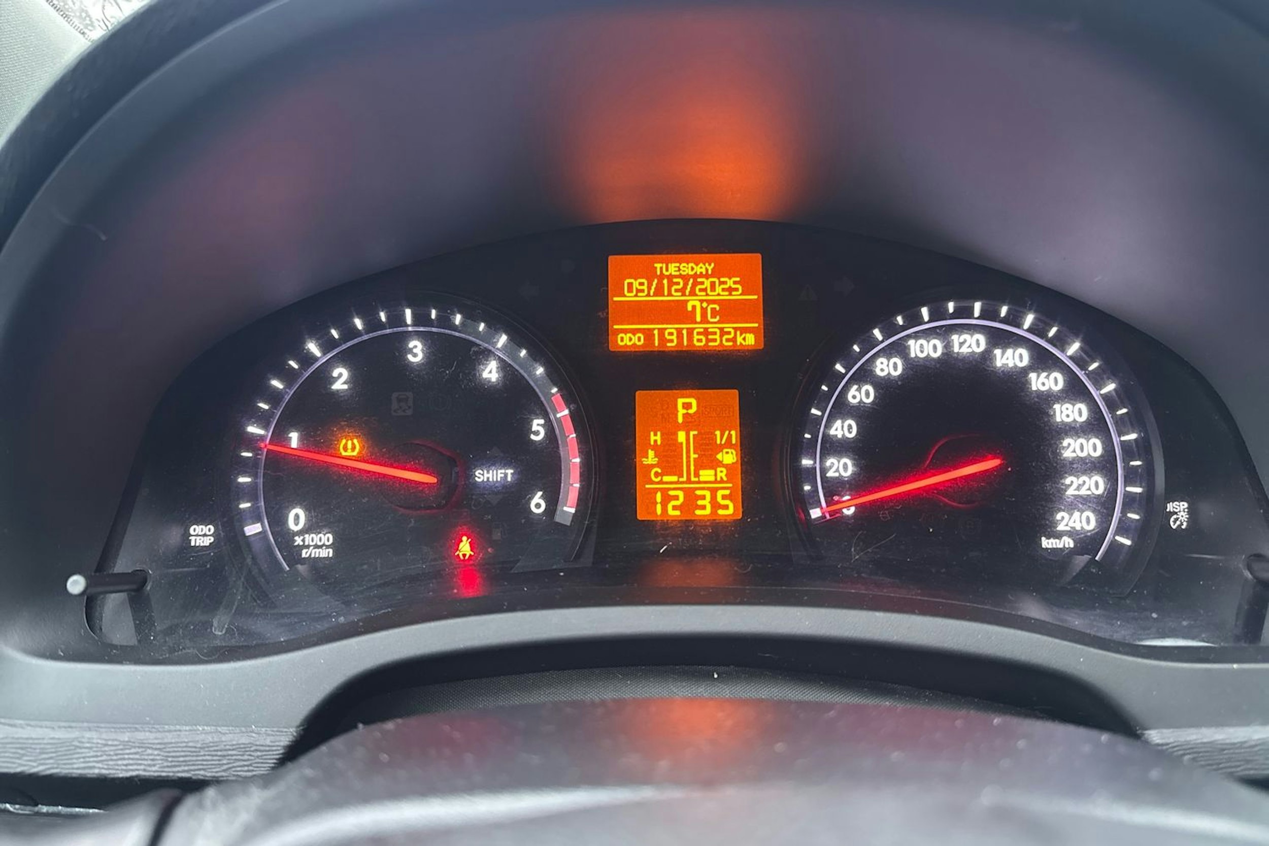 Musta Toyota AVENSIS 2014 kuva 16.