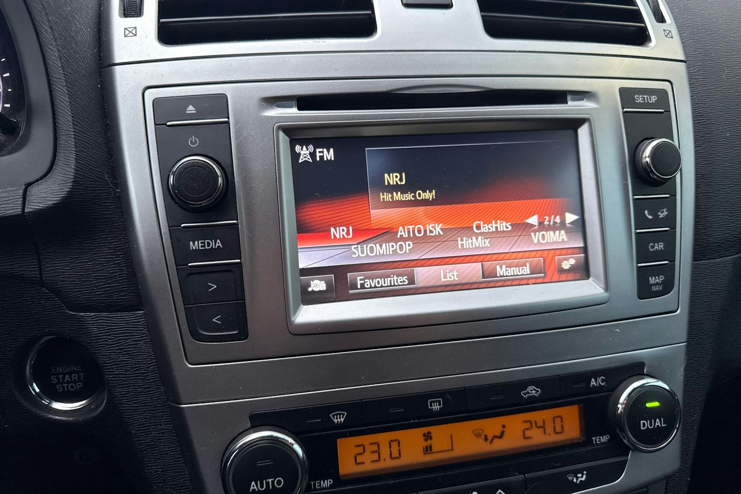 Musta Toyota AVENSIS 2014 kuva 17.