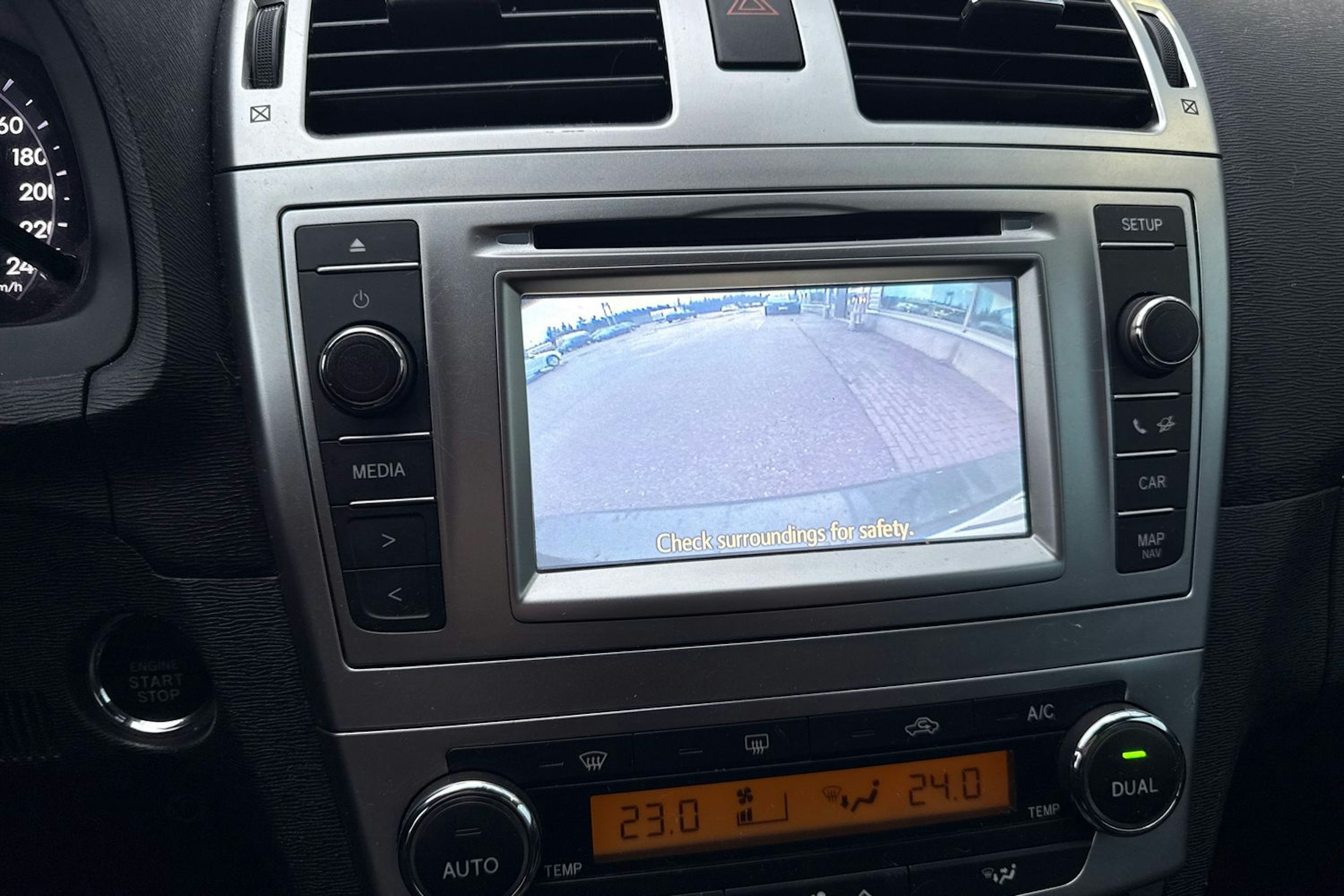 Musta Toyota AVENSIS 2014 kuva 18.