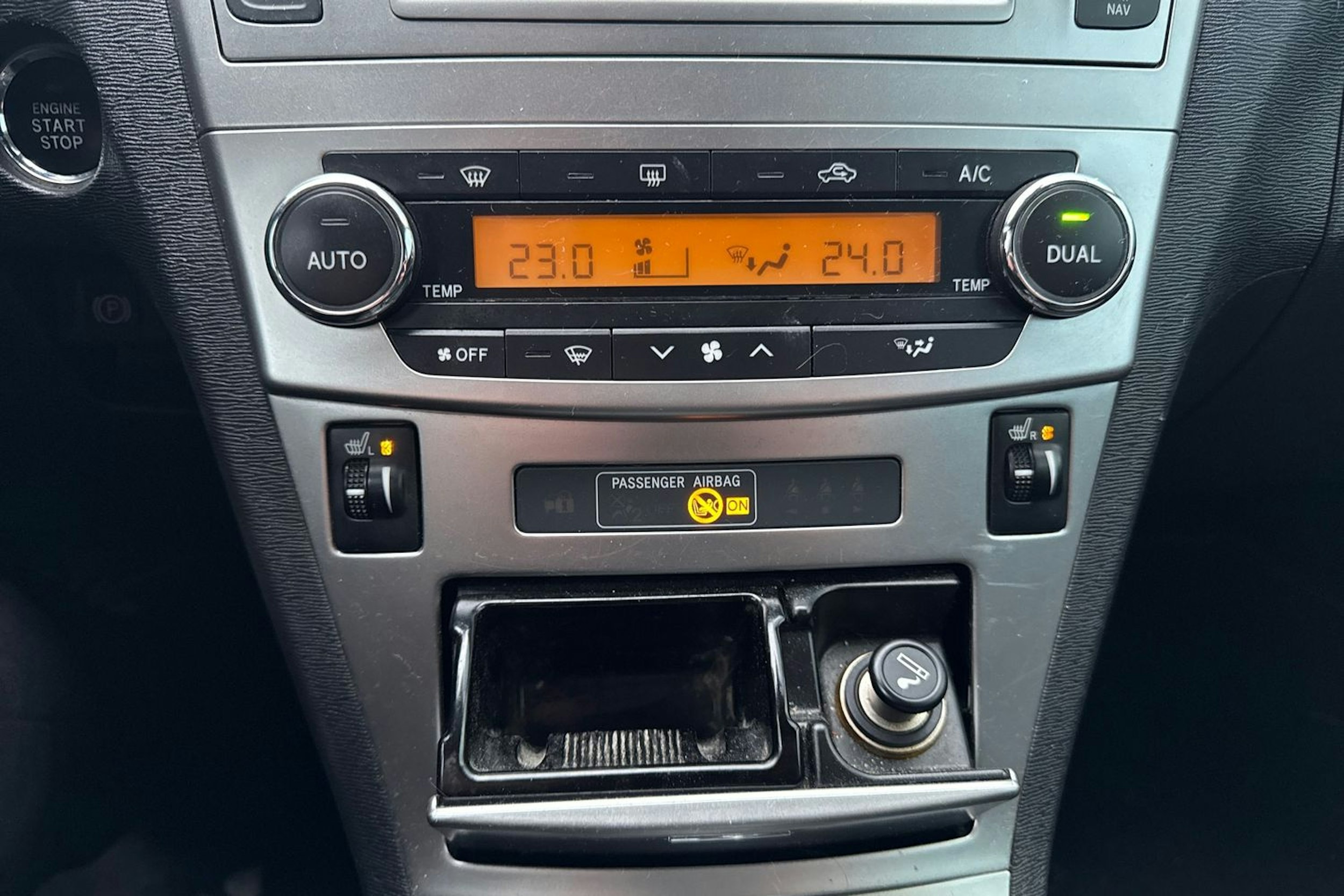 Musta Toyota AVENSIS 2014 kuva 21.