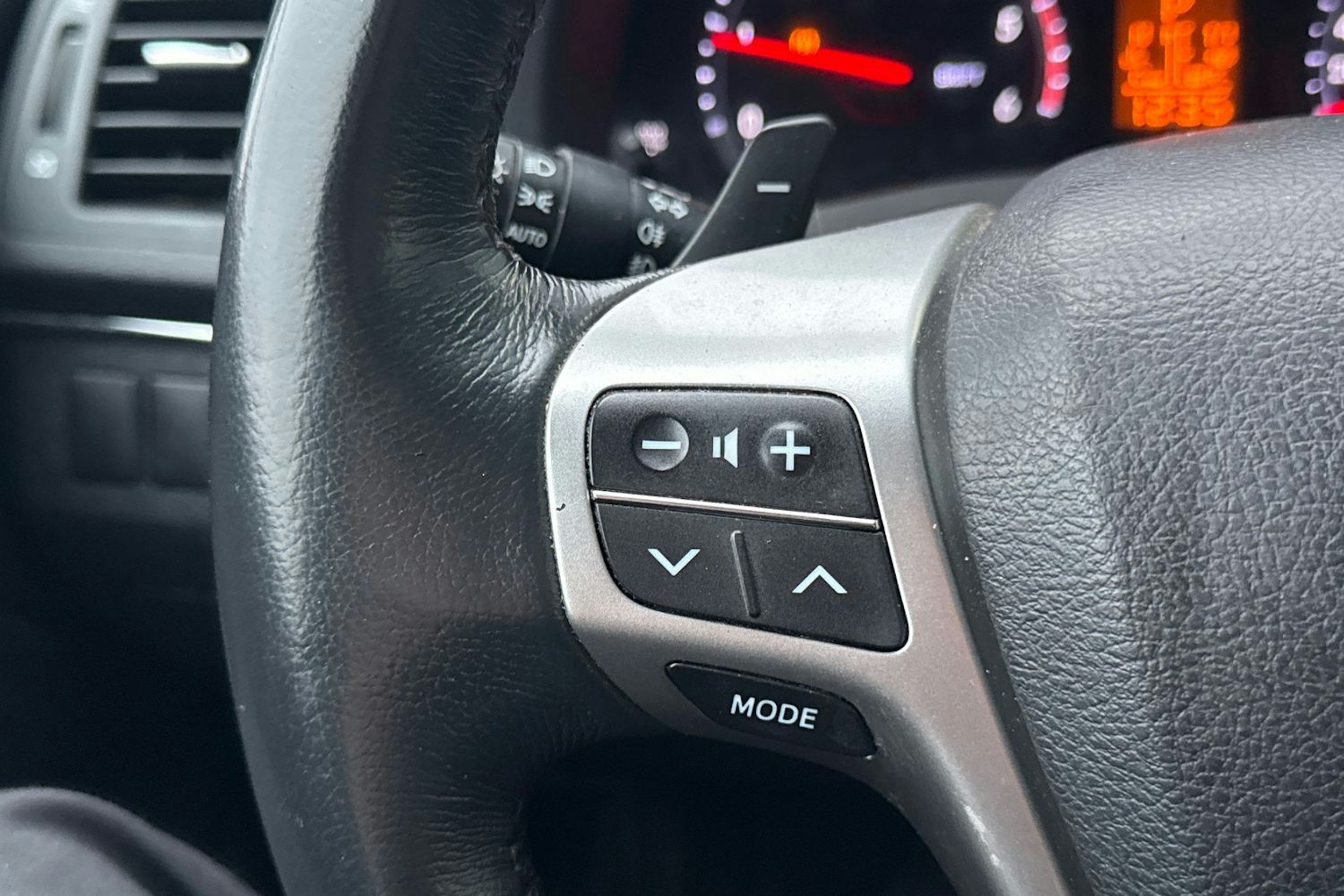 Musta Toyota AVENSIS 2014 kuva 23.