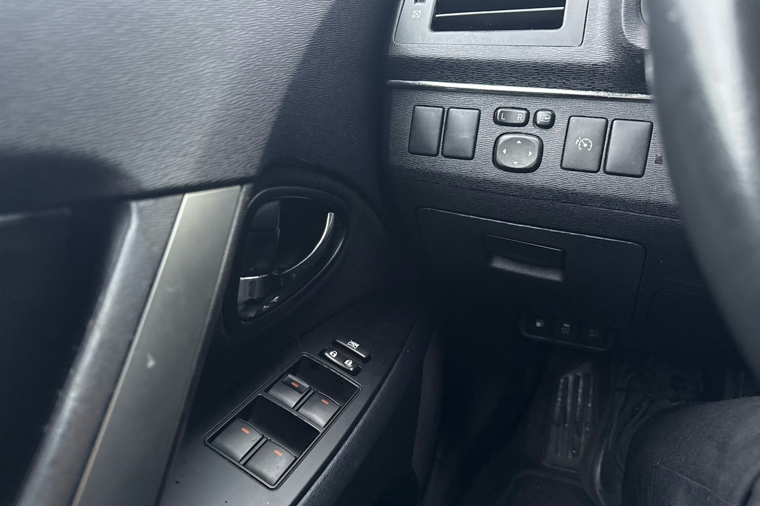 Musta Toyota AVENSIS 2014 kuva 26.