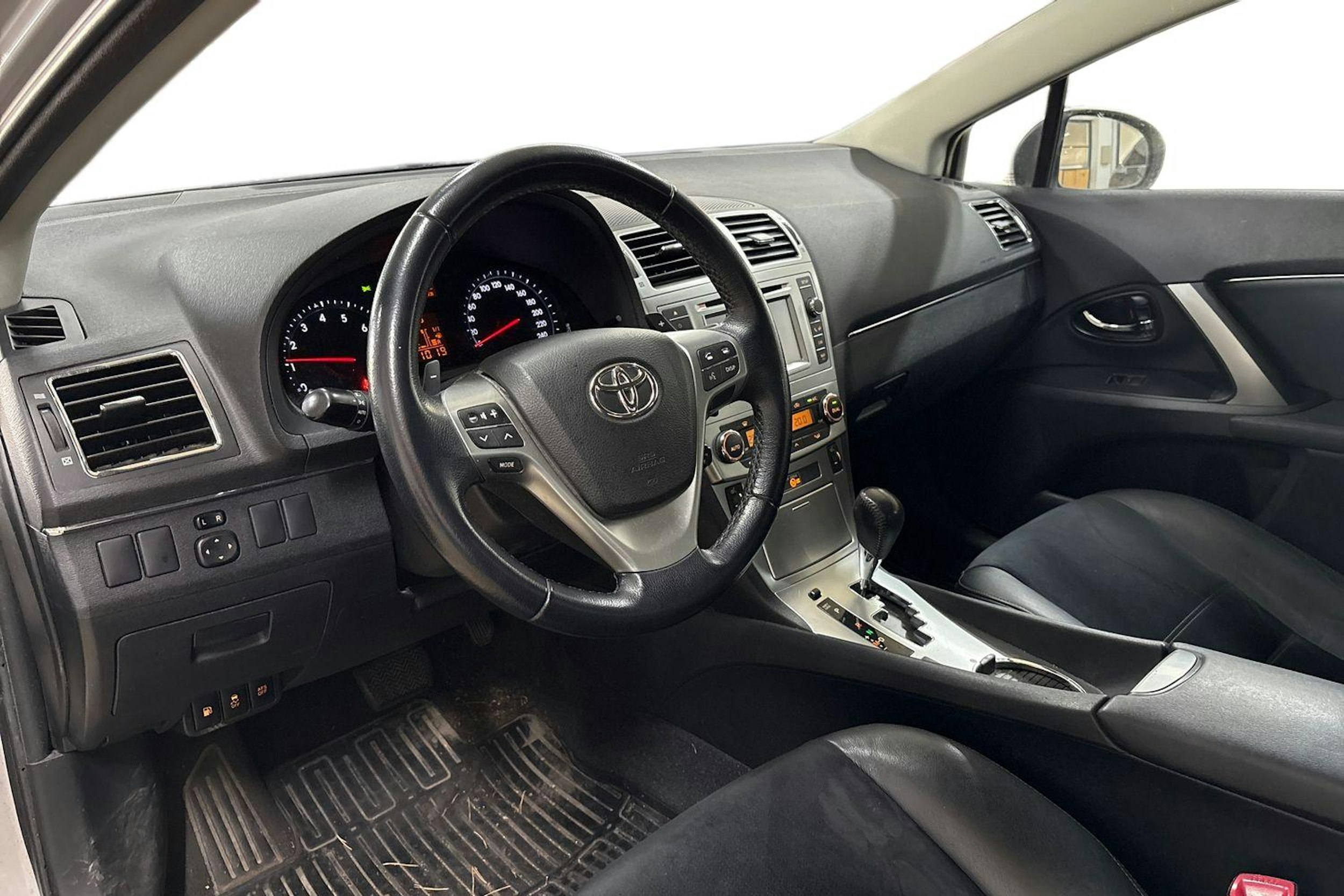 hopea Toyota Avensis 2014 kuva 3.