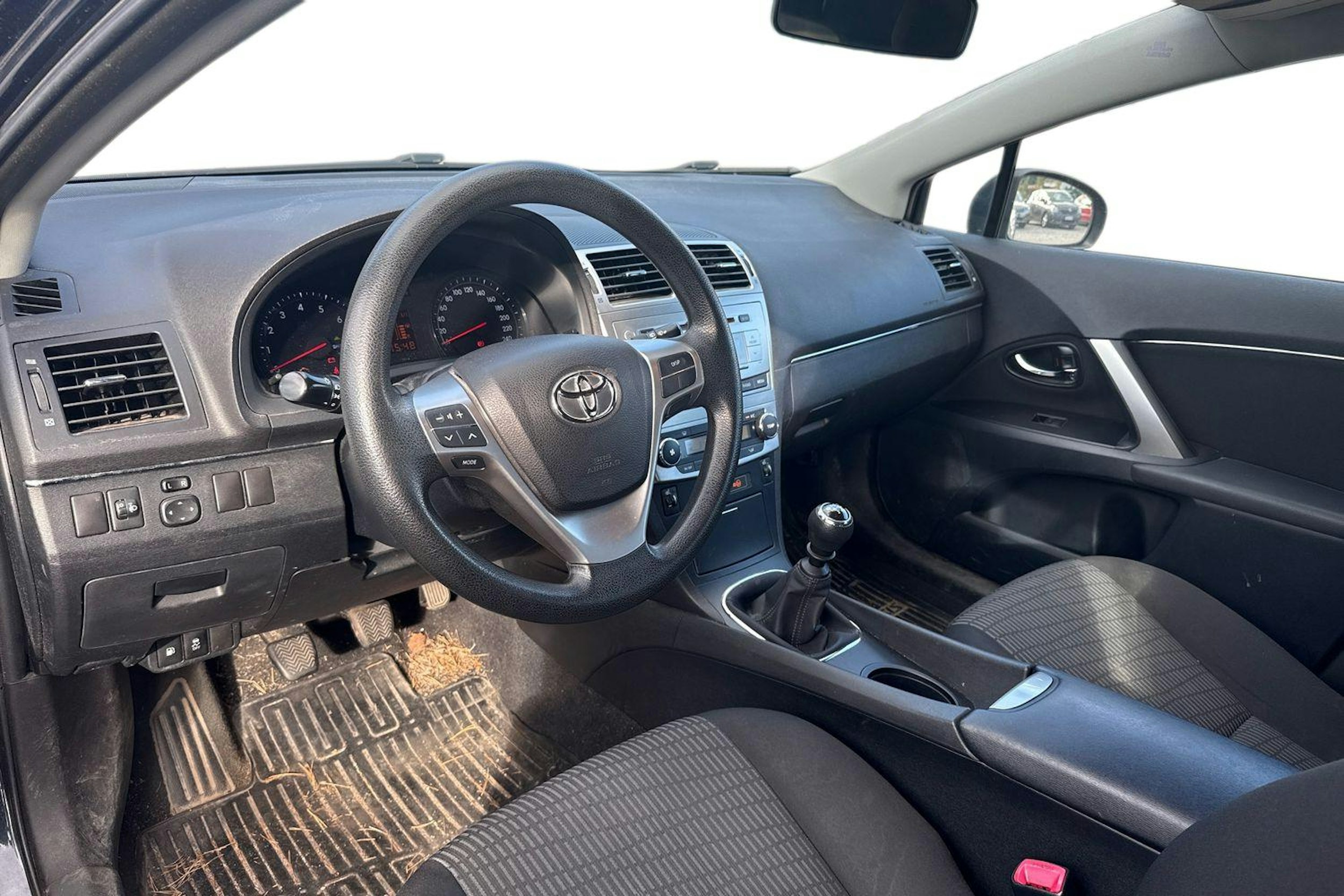 harmaa Toyota Avensis 2014 kuva 3.