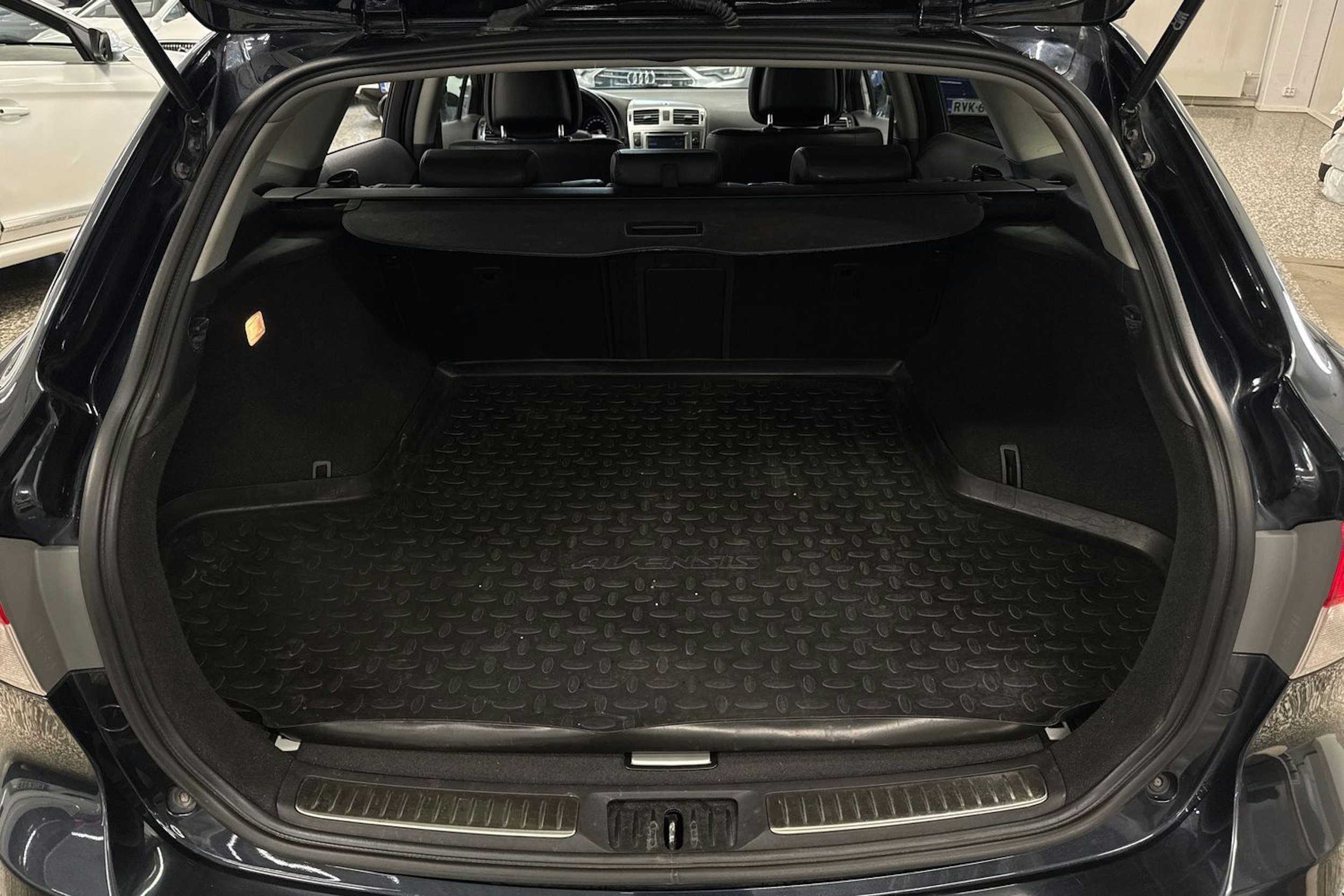 met. harmaa Toyota Avensis 2014 kuva 19.