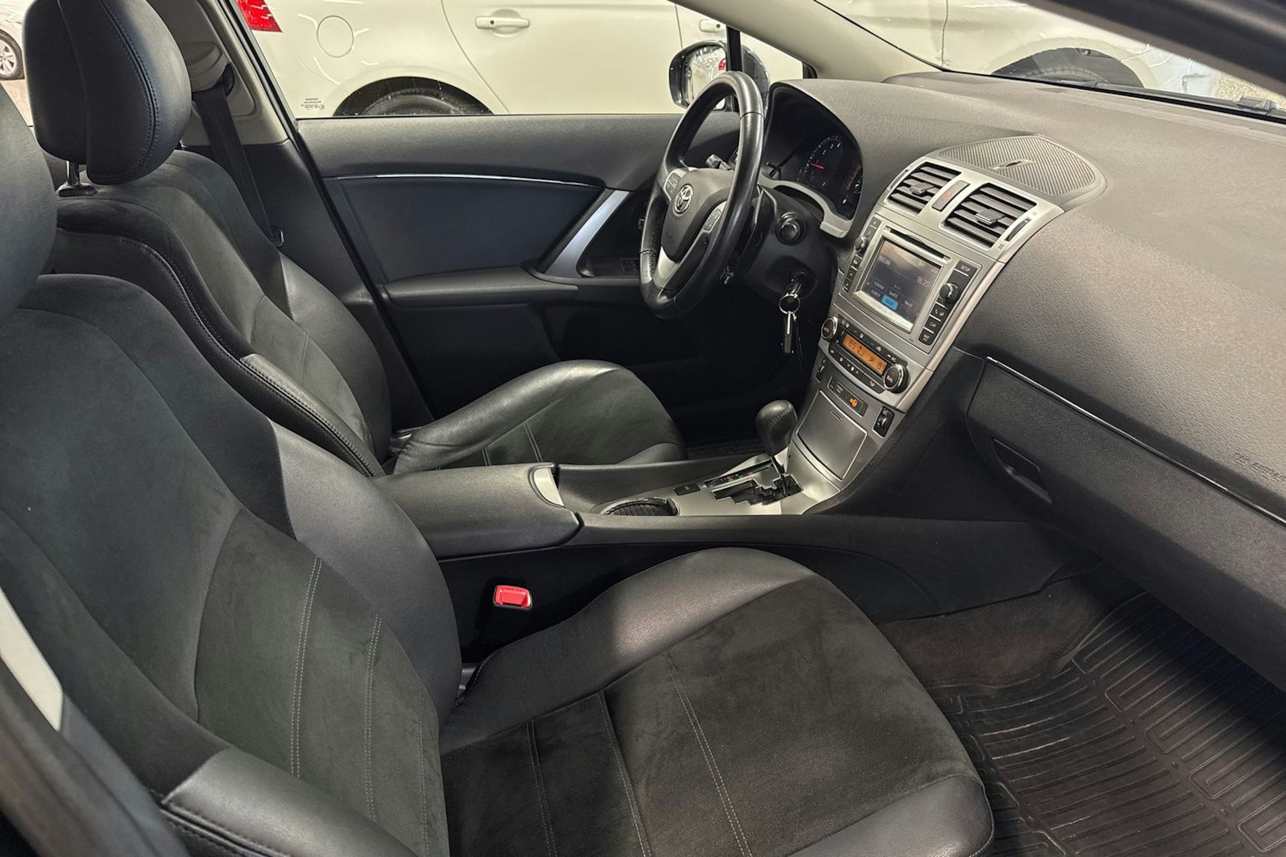 met. harmaa Toyota Avensis 2014 kuva 20.