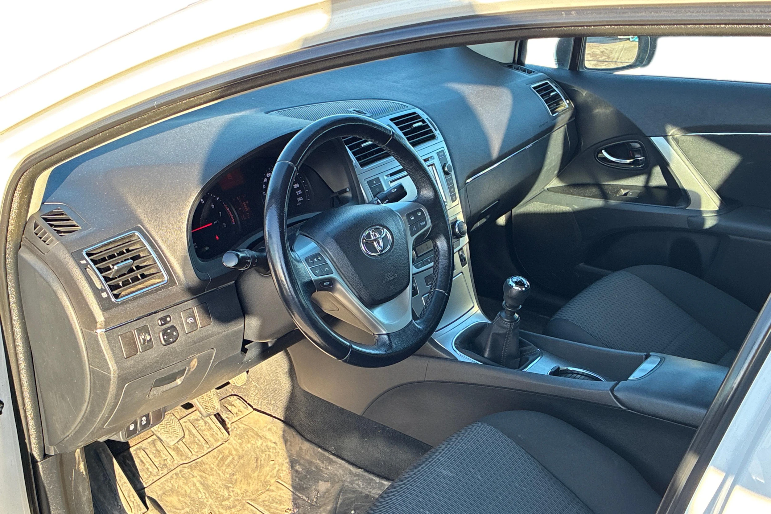 valkoinen Toyota Avensis 2014 kuva 3.