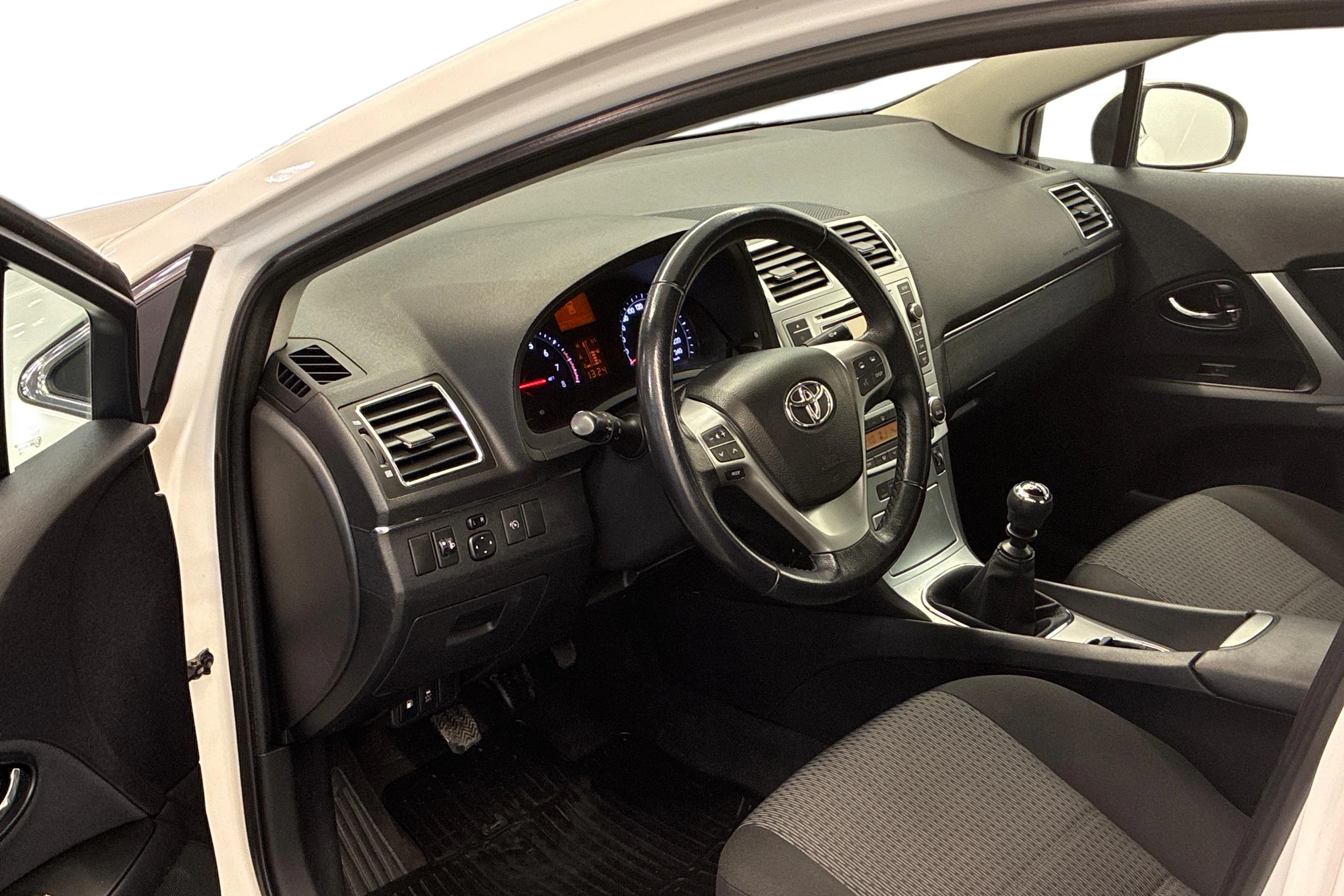 valkoinen Toyota Avensis 2014 kuva 6.