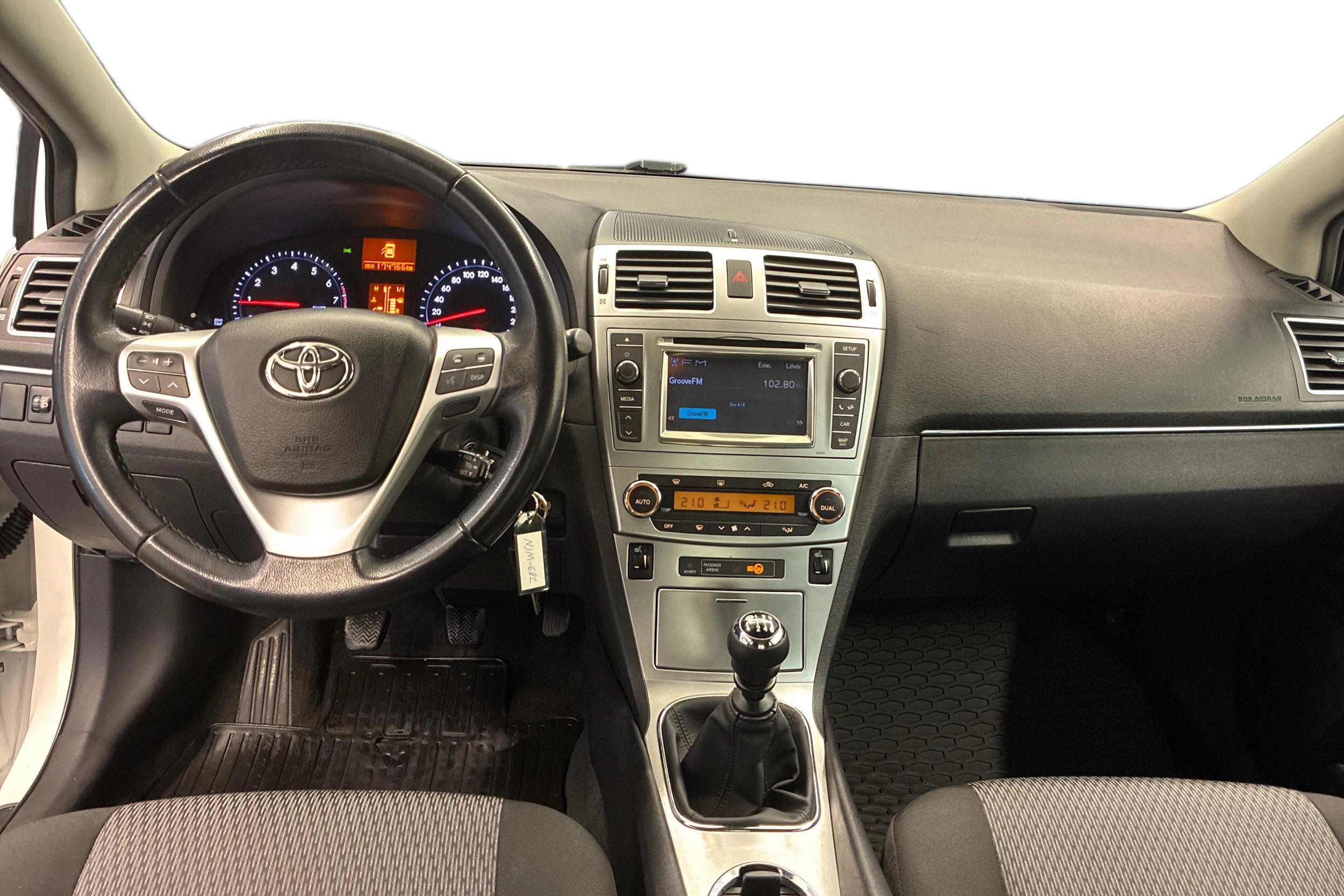 valkoinen Toyota Avensis 2014 kuva 7.