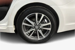 valkoinen Toyota Avensis 2014 kuva 9.
