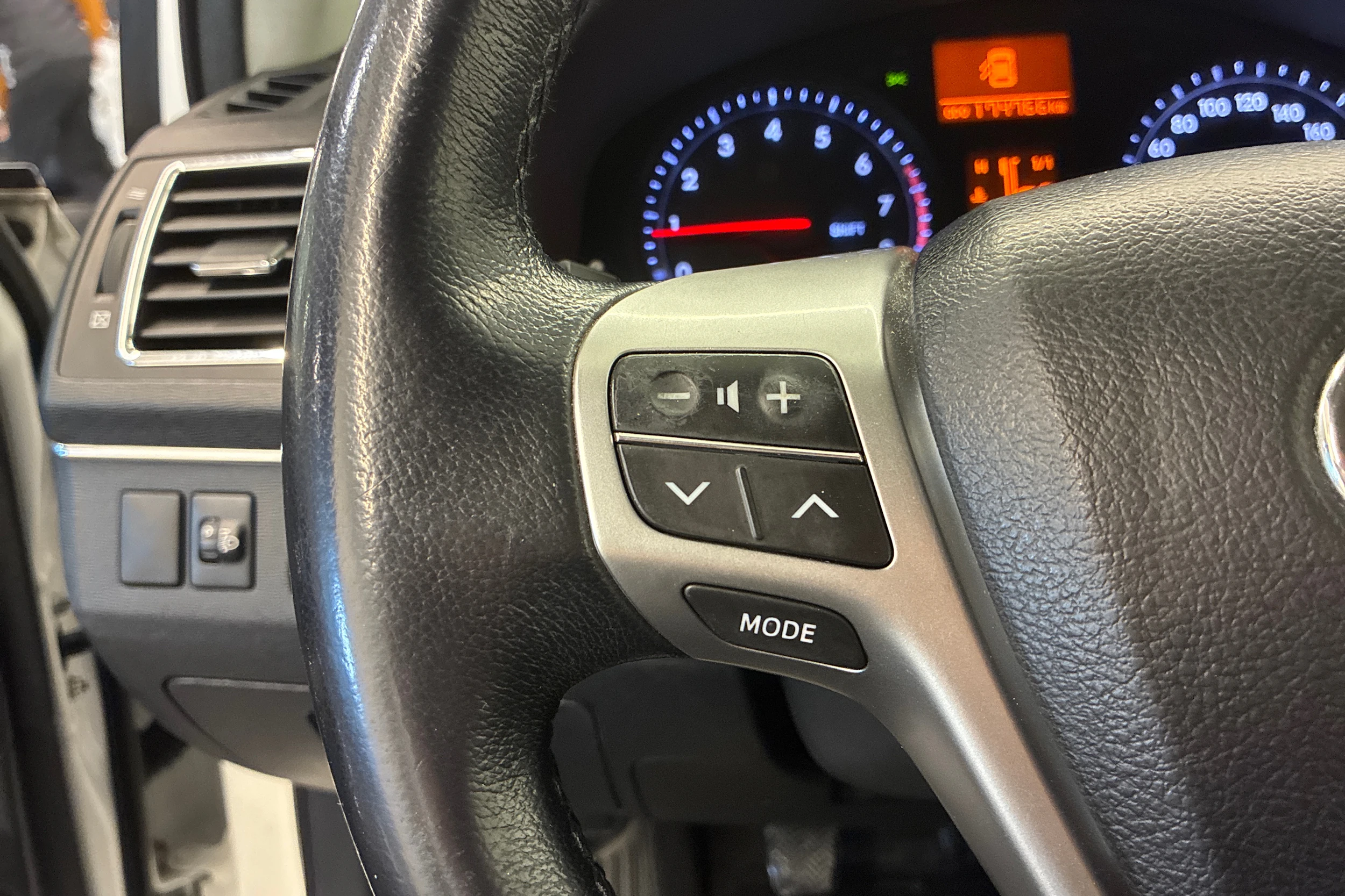 valkoinen Toyota Avensis 2014 kuva 14.