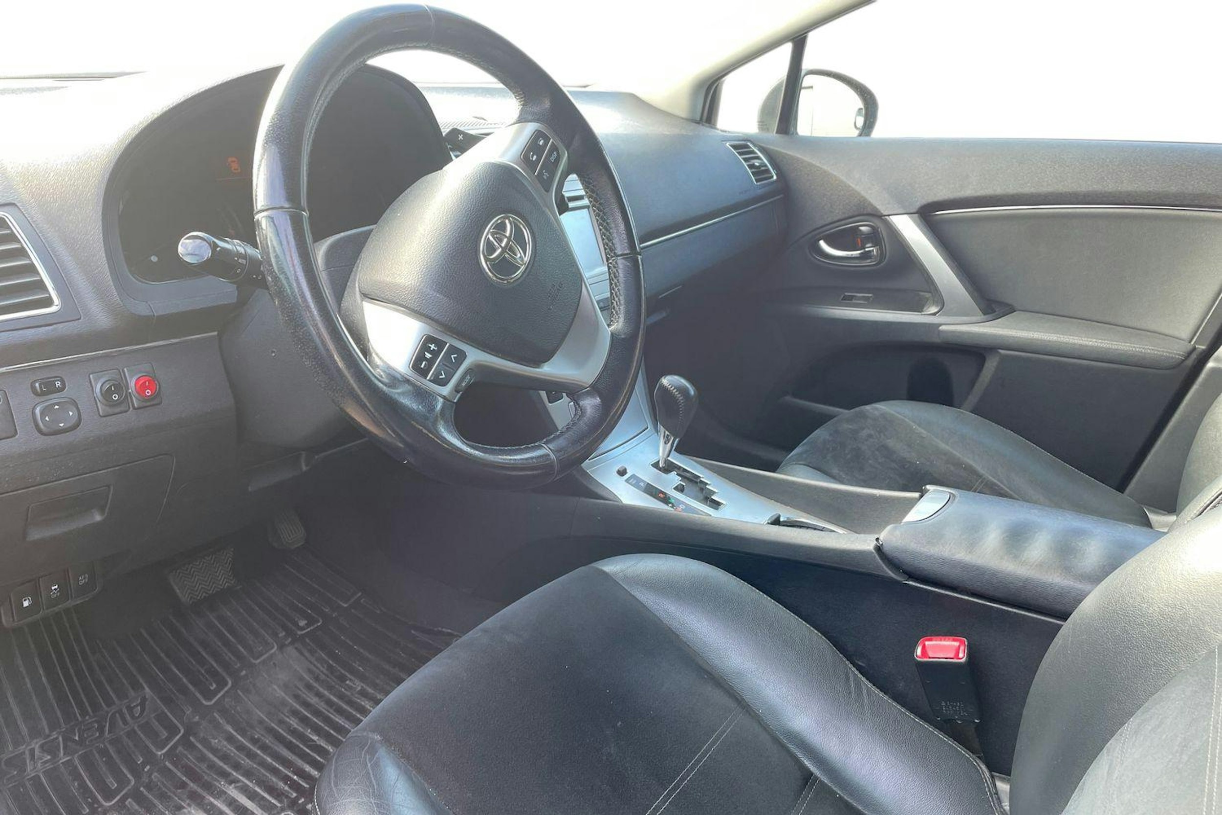 ruskea (beige) Toyota Avensis 2014 kuva 3.