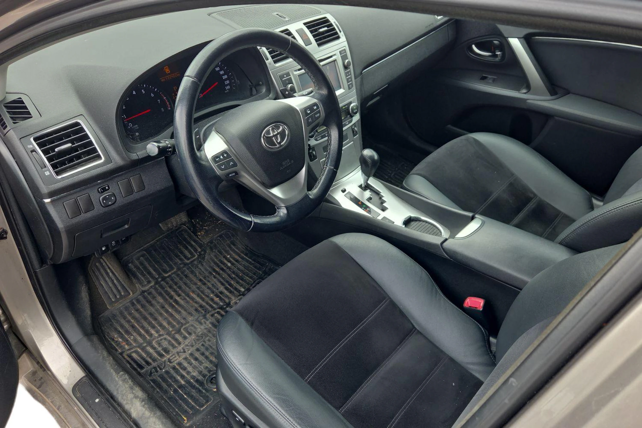 ruskea (beige) Toyota Avensis 2014 kuva 3.