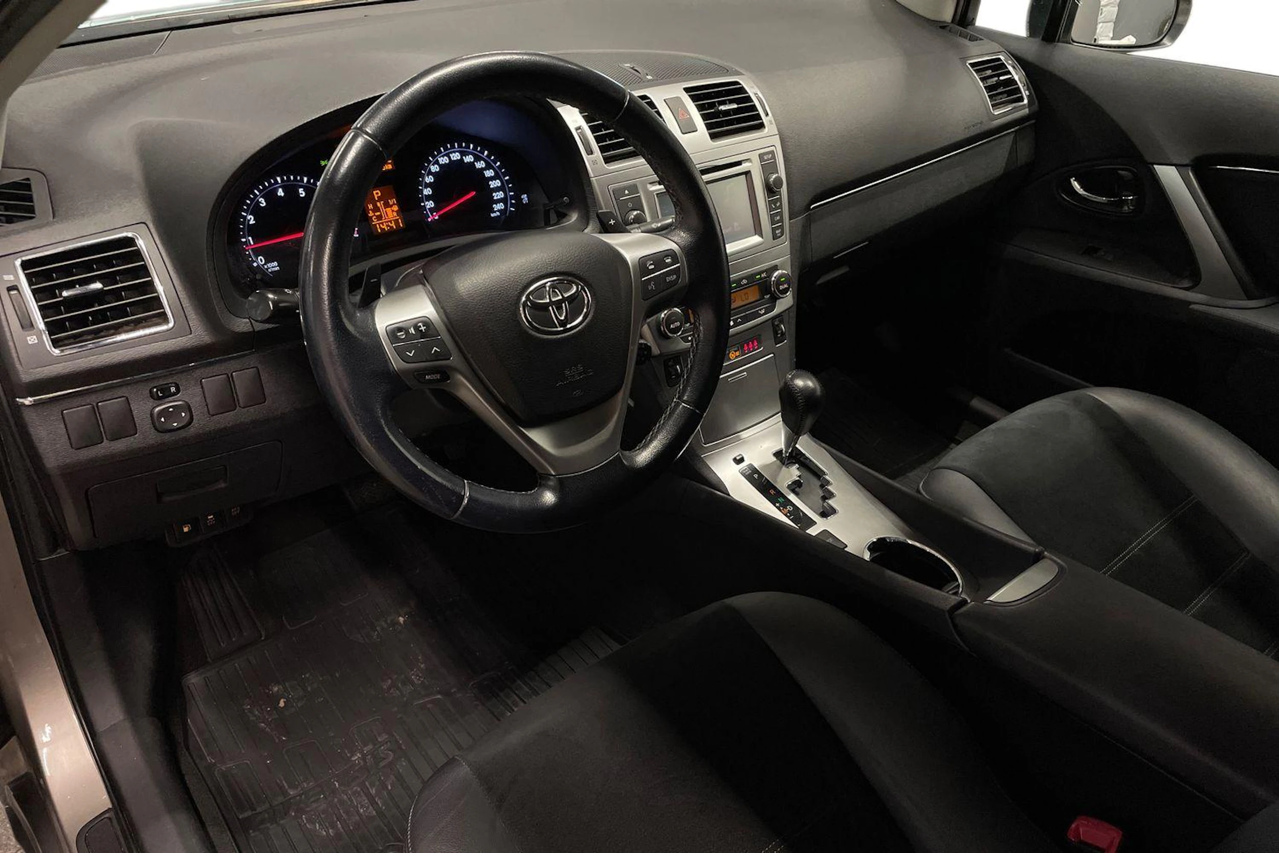 ruskea (beige) Toyota Avensis 2014 kuva 6.