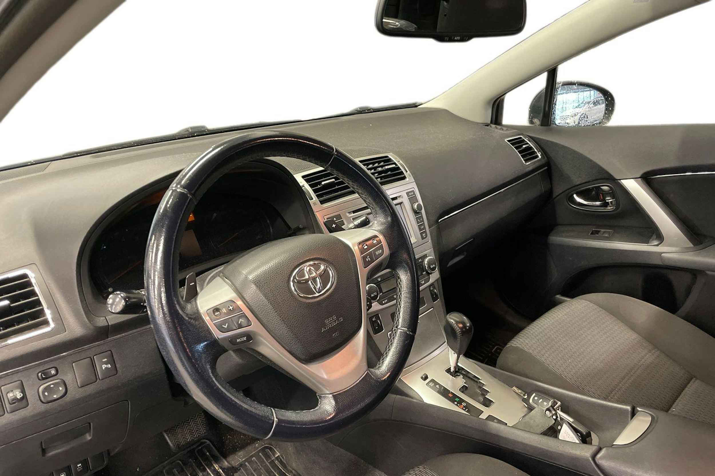 Musta Toyota AVENSIS 2014 kuva 3.