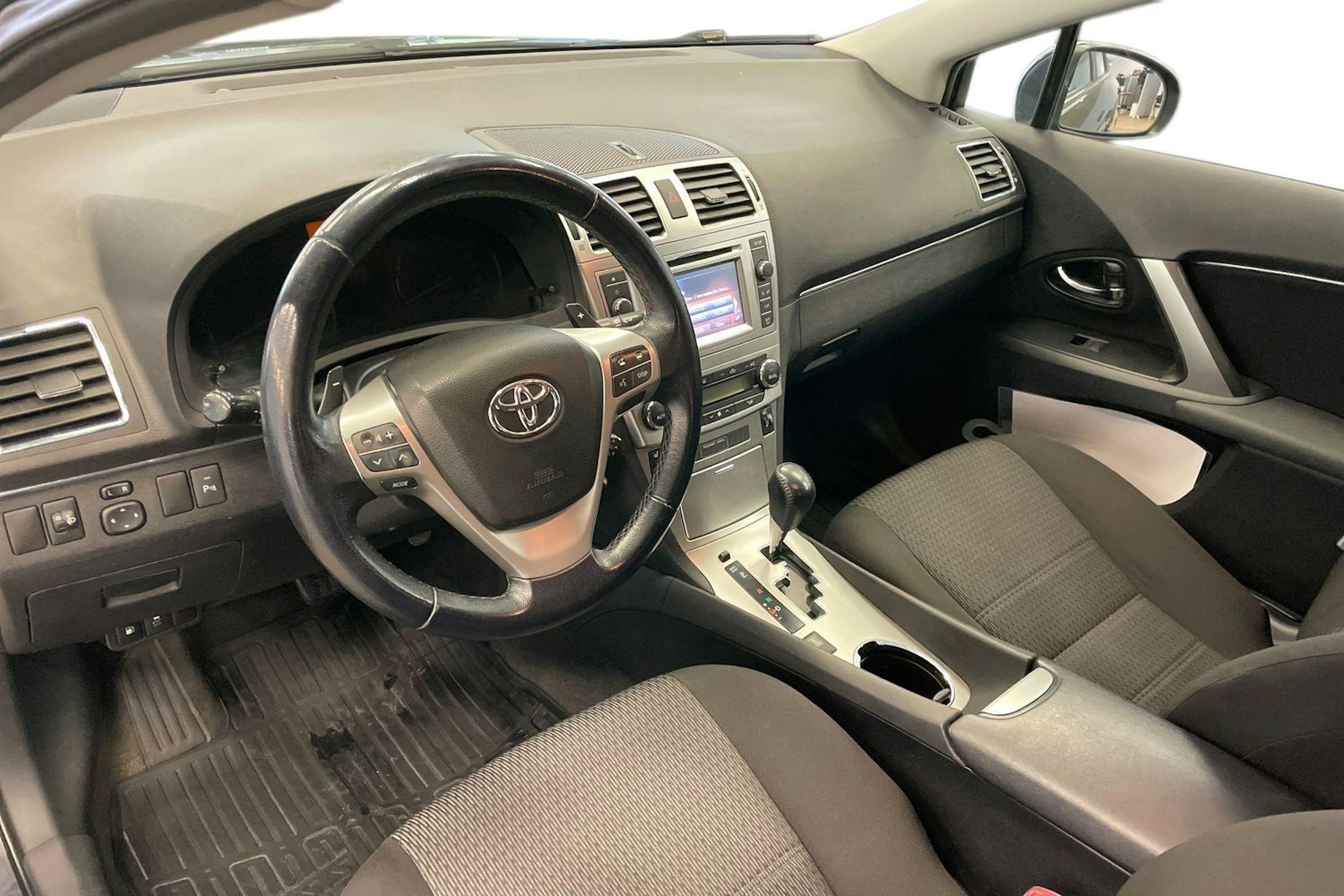 Musta Toyota AVENSIS 2014 kuva 7.