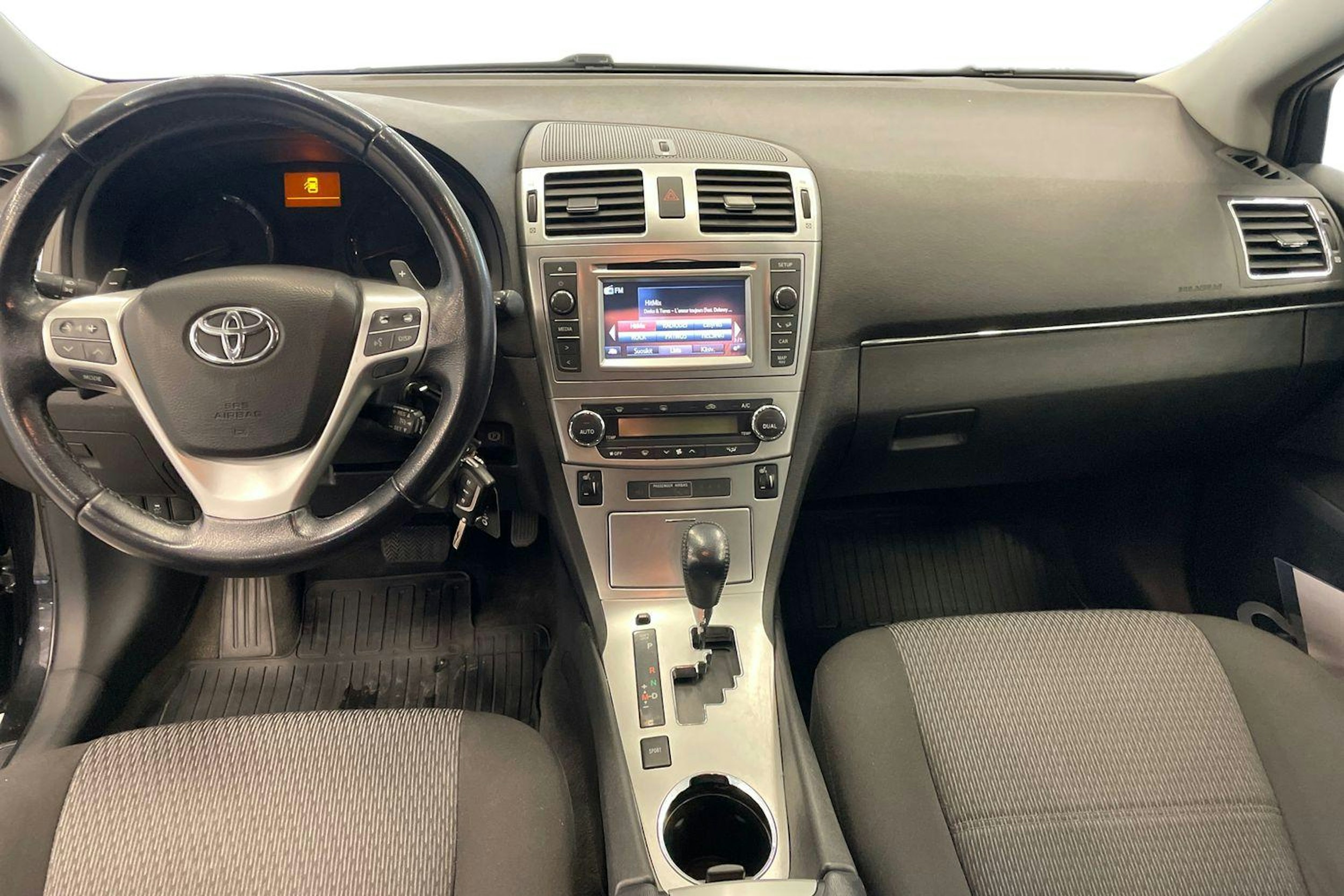 Musta Toyota AVENSIS 2014 kuva 9.