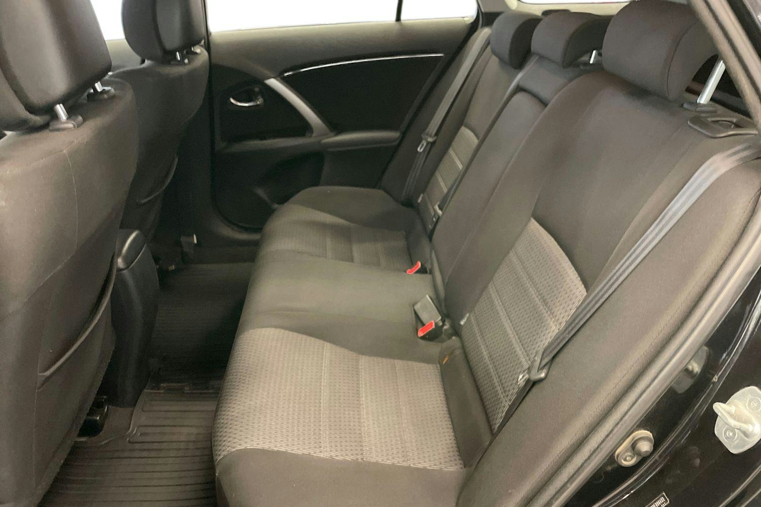 Musta Toyota AVENSIS 2014 kuva 10.