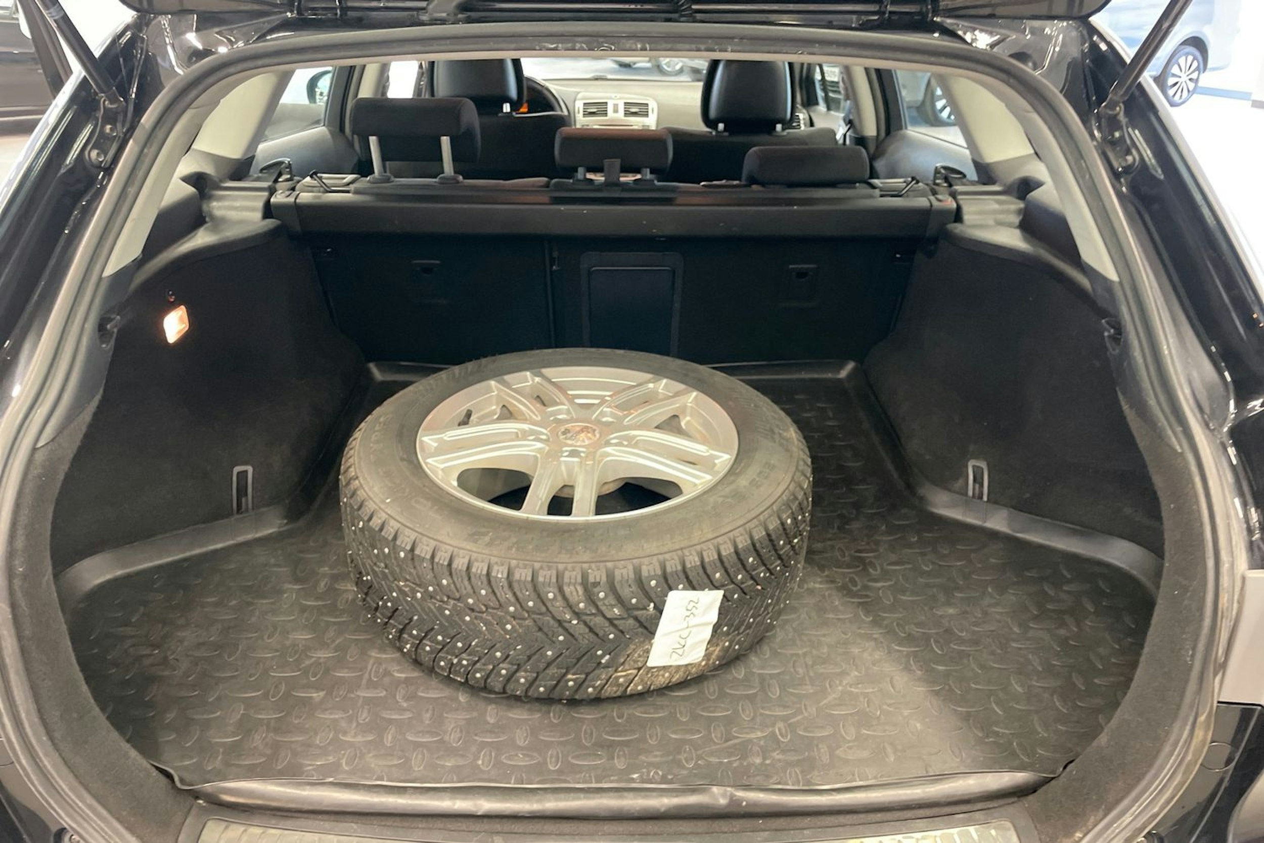 Musta Toyota AVENSIS 2014 kuva 15.