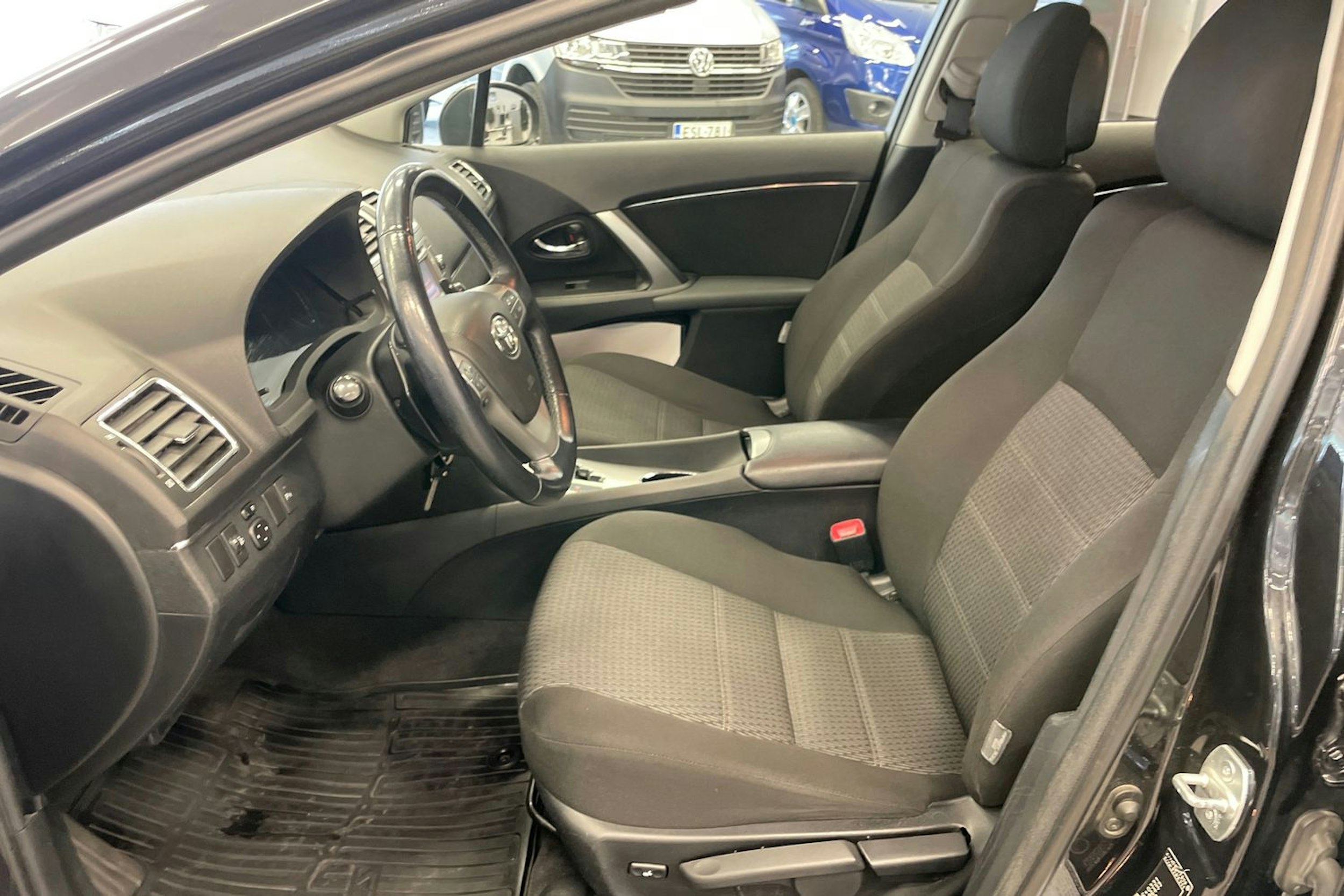 Musta Toyota AVENSIS 2014 kuva 16.