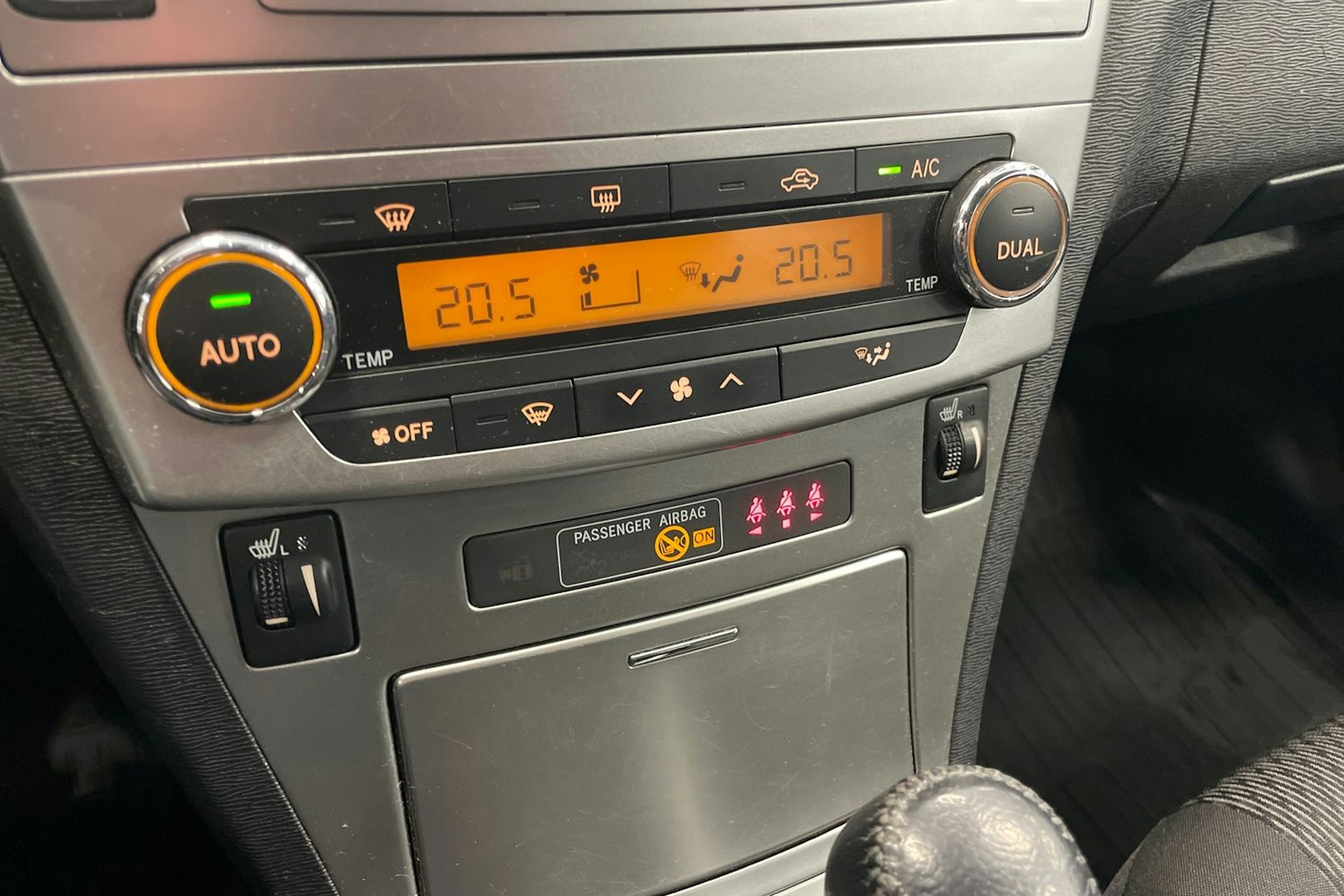 Musta Toyota AVENSIS 2014 kuva 17.