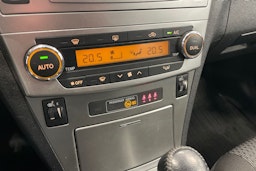 Musta Toyota AVENSIS 2014 kuva 17.