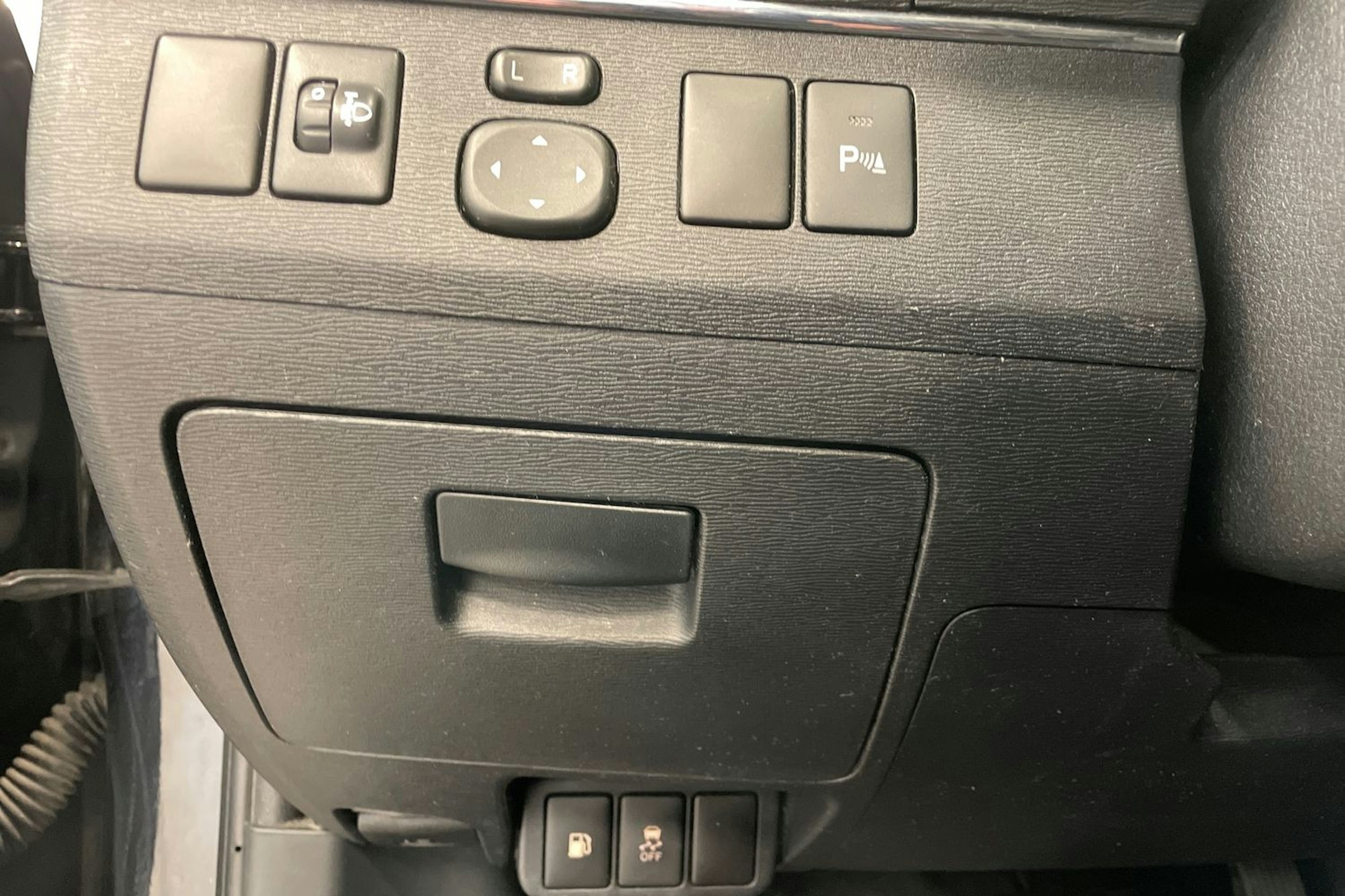 Musta Toyota AVENSIS 2014 kuva 24.