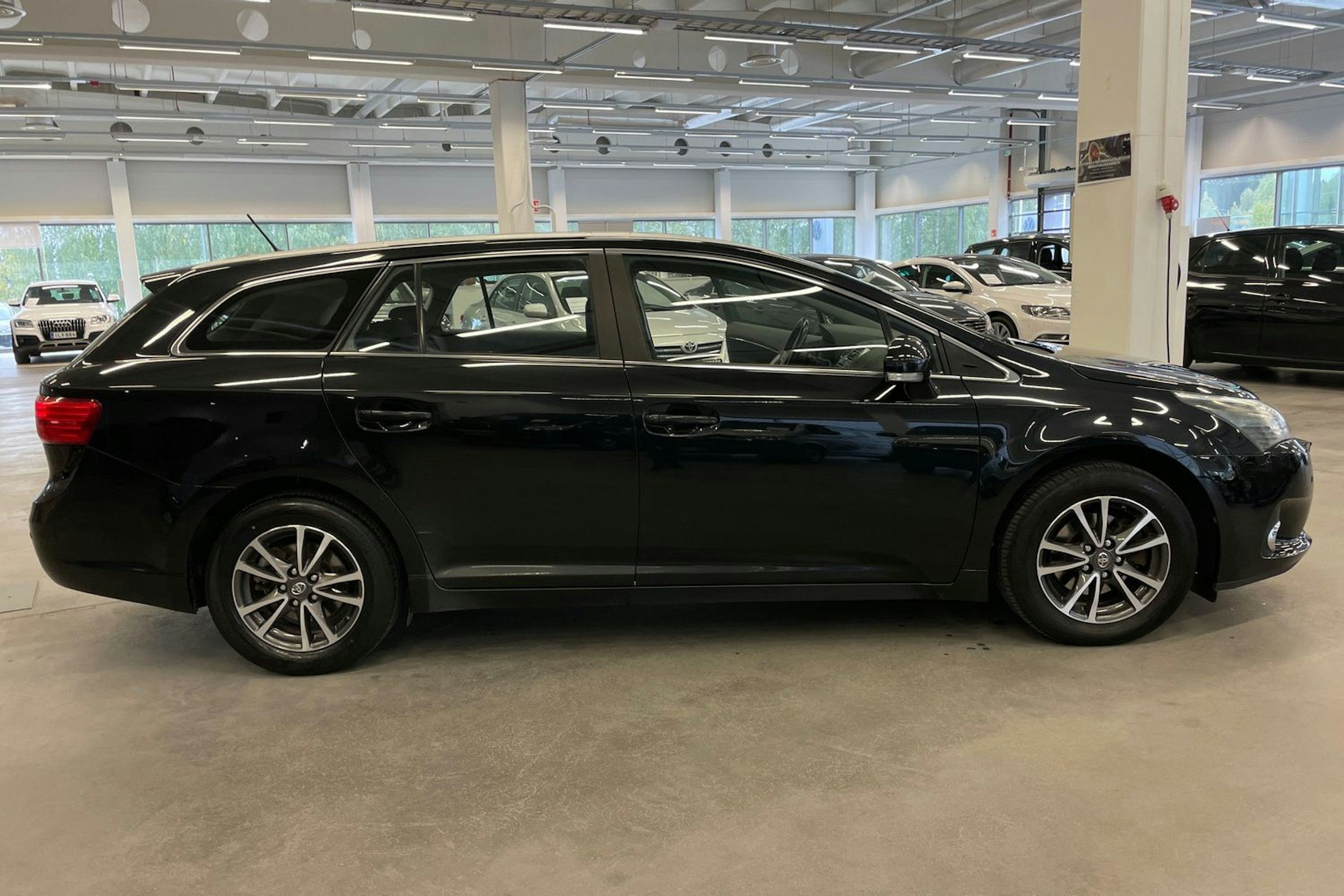 Musta Toyota AVENSIS 2014 kuva 26.