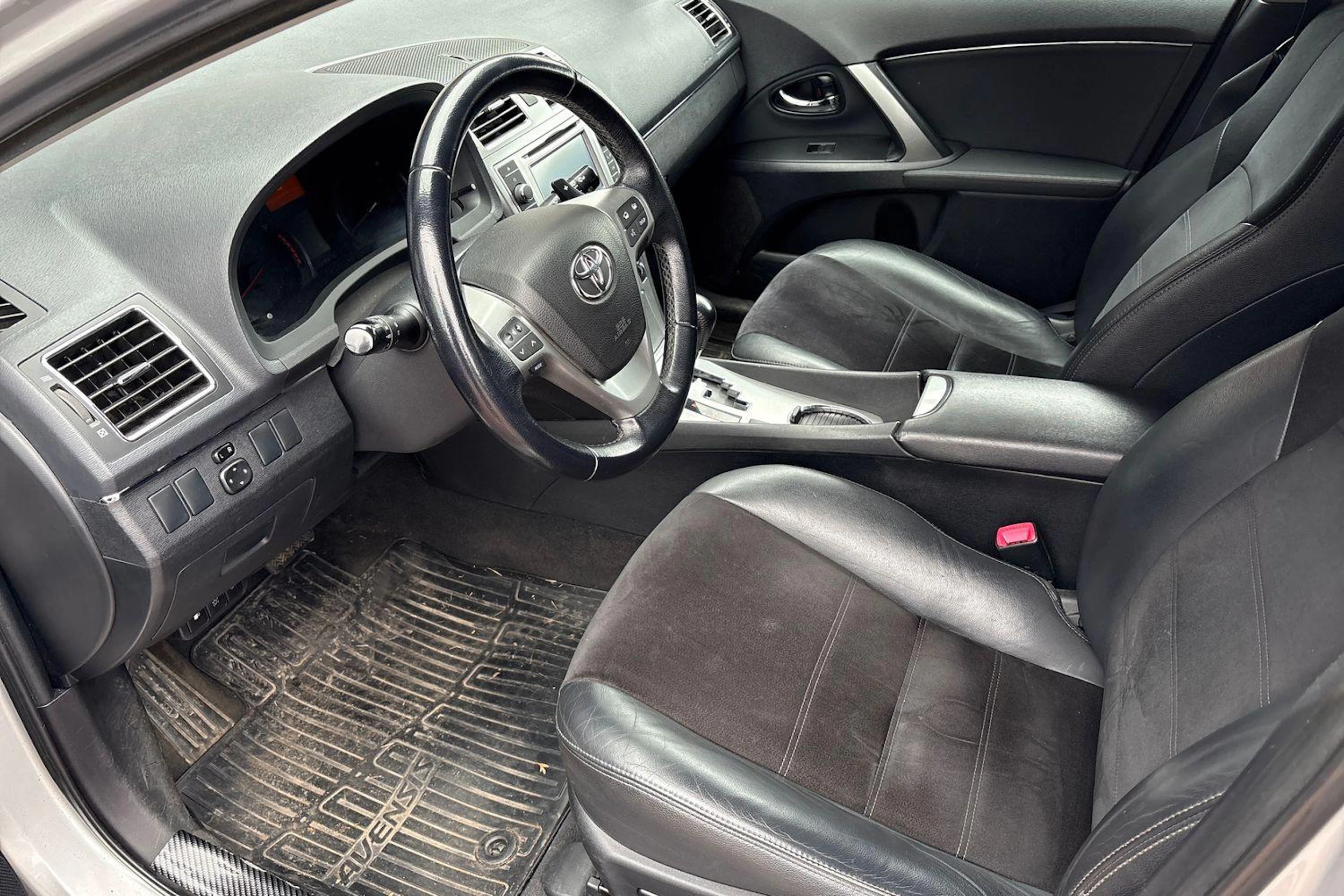 hopea Toyota Avensis 2015 kuva 3.