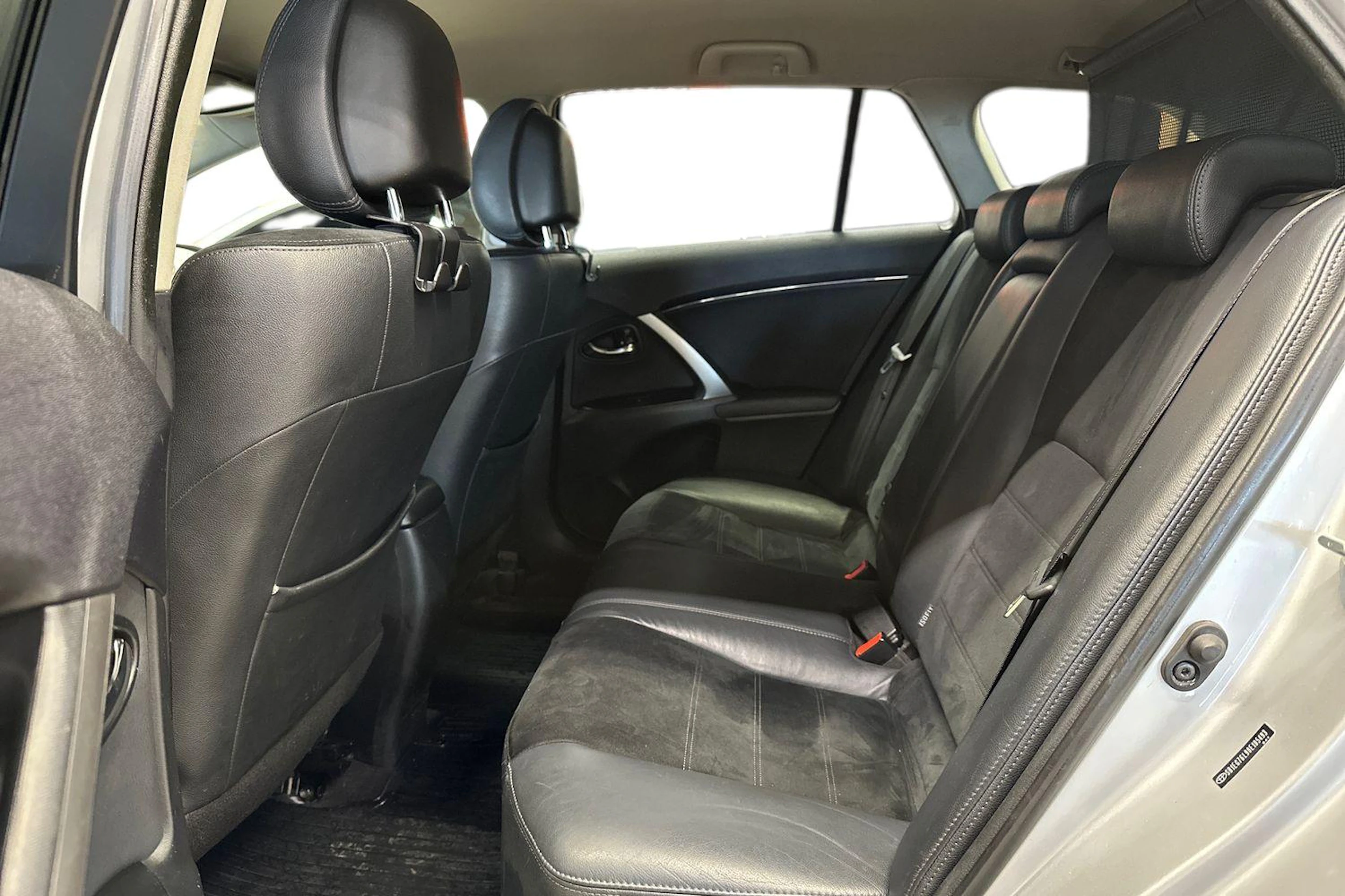 hopea Toyota Avensis 2015 kuva 8.