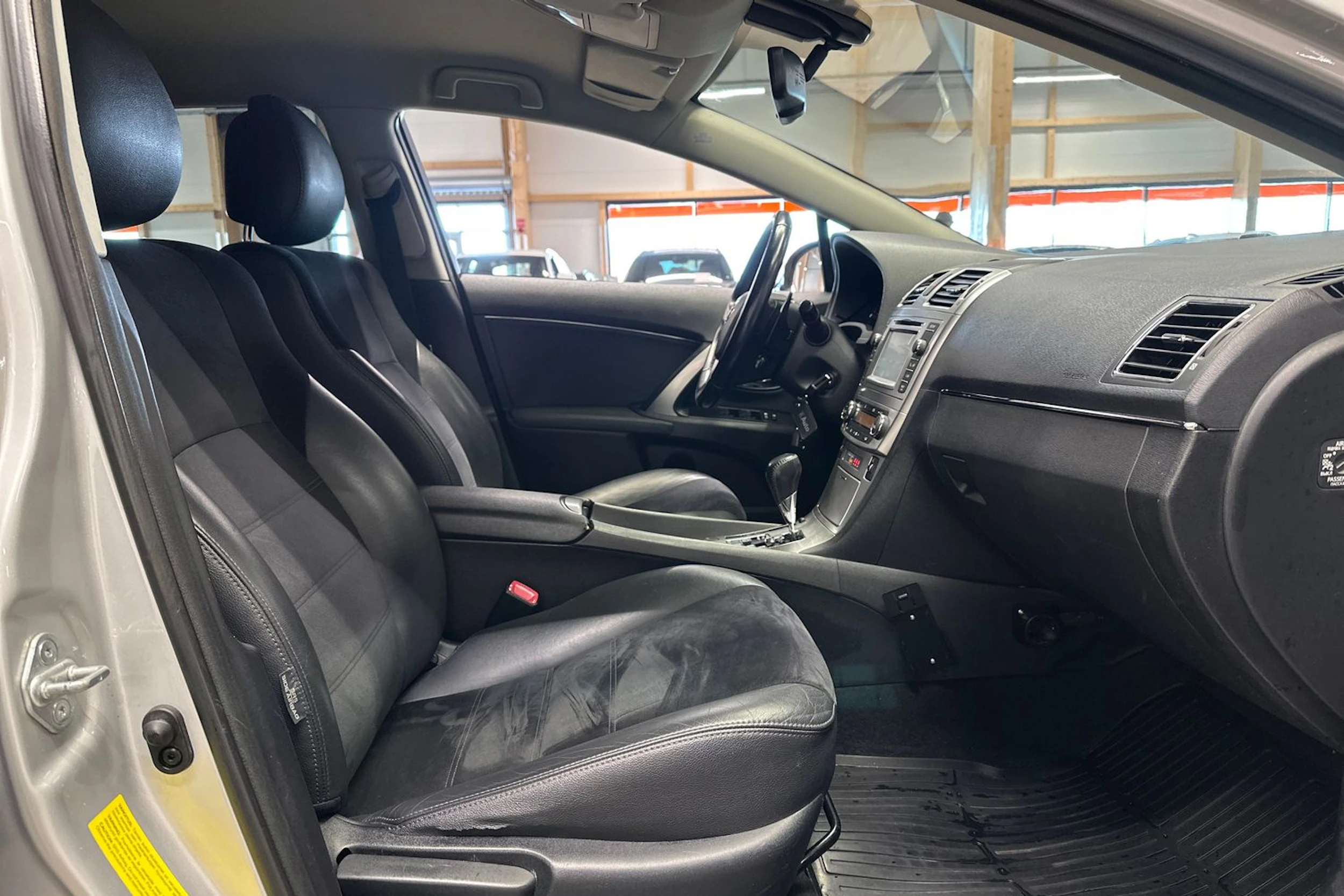 hopea Toyota Avensis 2015 kuva 11.